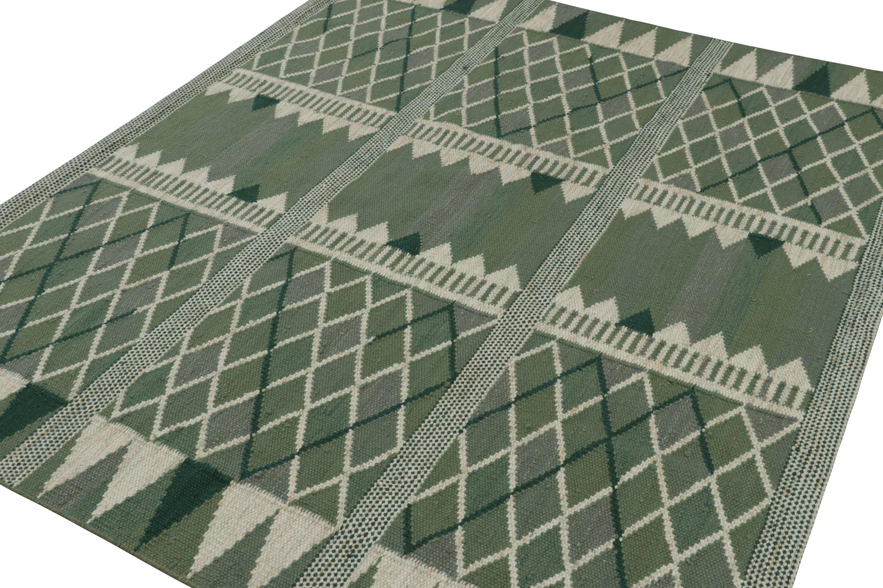 Indien Rug & Kilim's Scandinavian Style Custom Rug Design, Green with Geometric Pattern (tapis de style scandinave sur mesure, vert avec motif géométrique) en vente