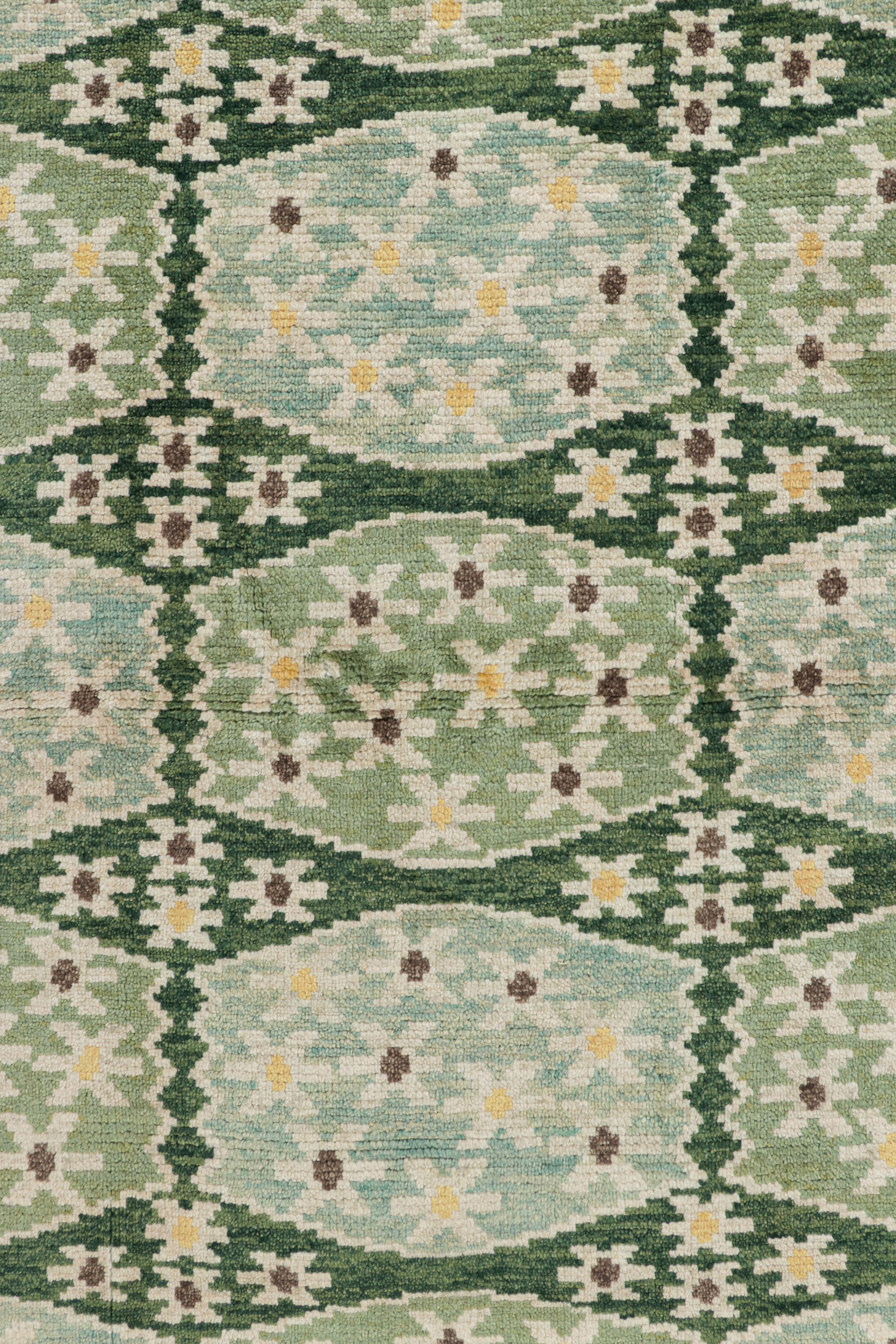 Rug & Kilim: Tappeto personalizzato in stile scandinavo in verde con medaglioni In condizioni Nuovo in vendita a Long Island City, NY