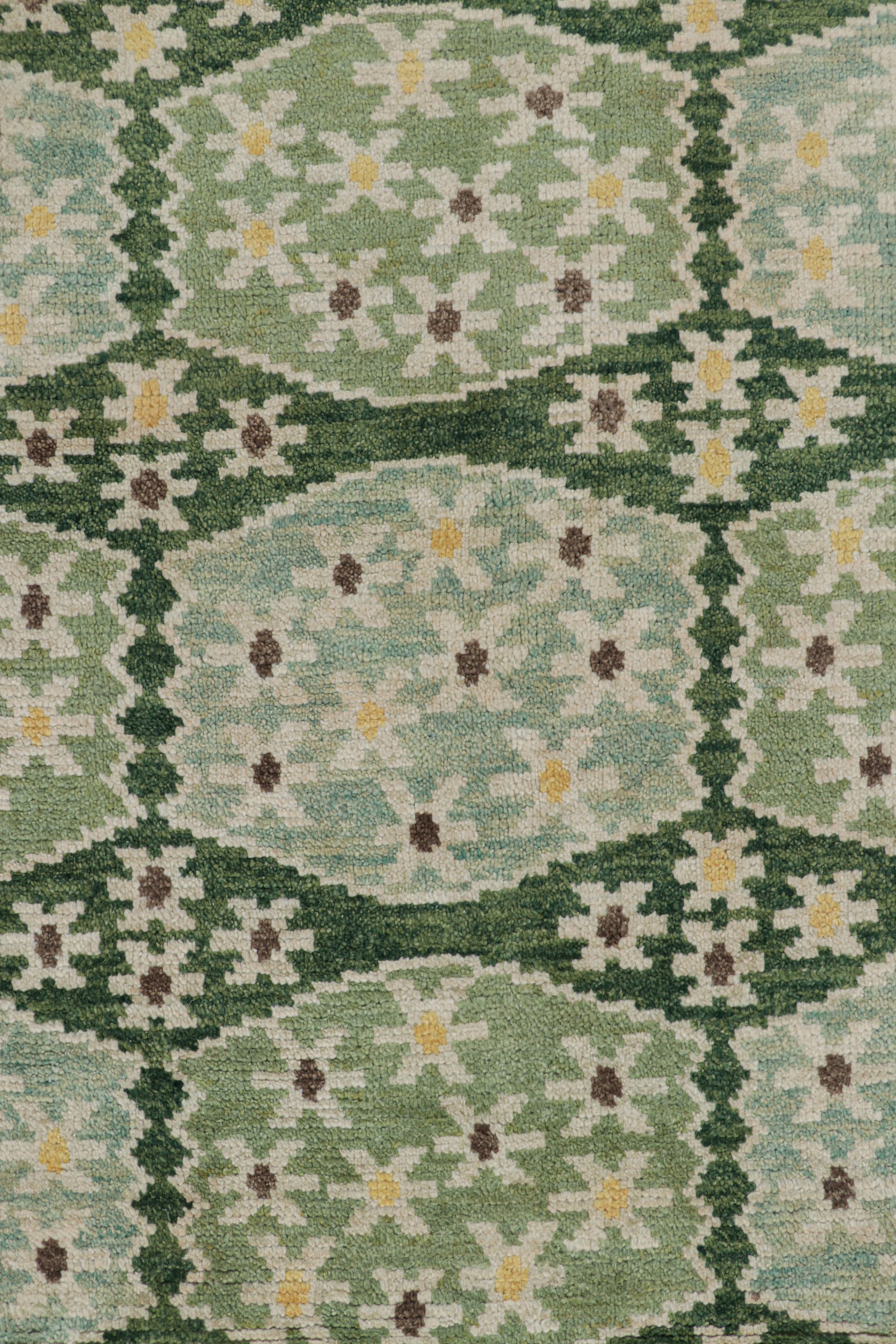 Rug & Kilim: Tappeto personalizzato in stile scandinavo in verde con medaglioni In condizioni Nuovo in vendita a Long Island City, NY