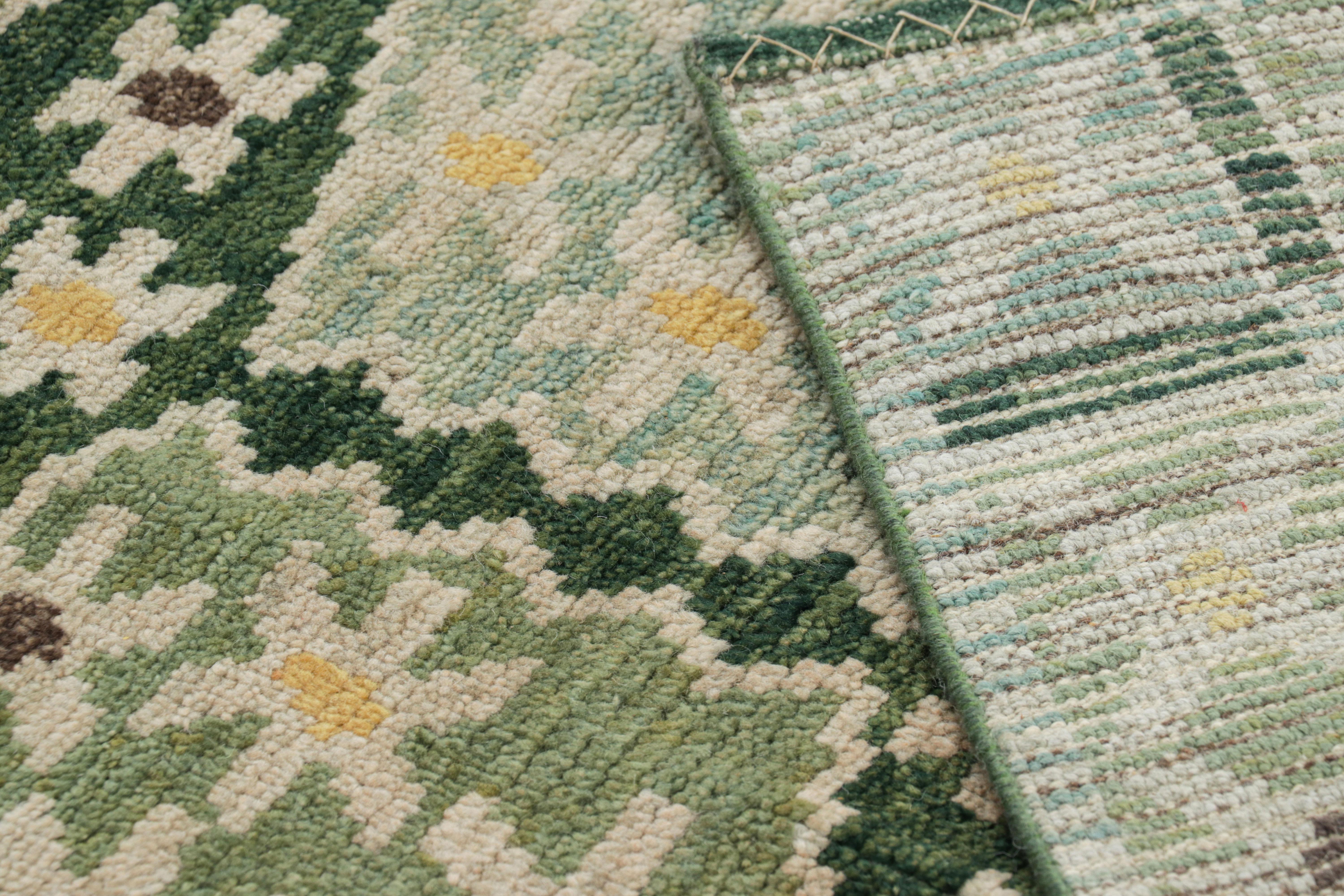XXI secolo e contemporaneo Rug & Kilim: Tappeto personalizzato in stile scandinavo in verde con medaglioni in vendita