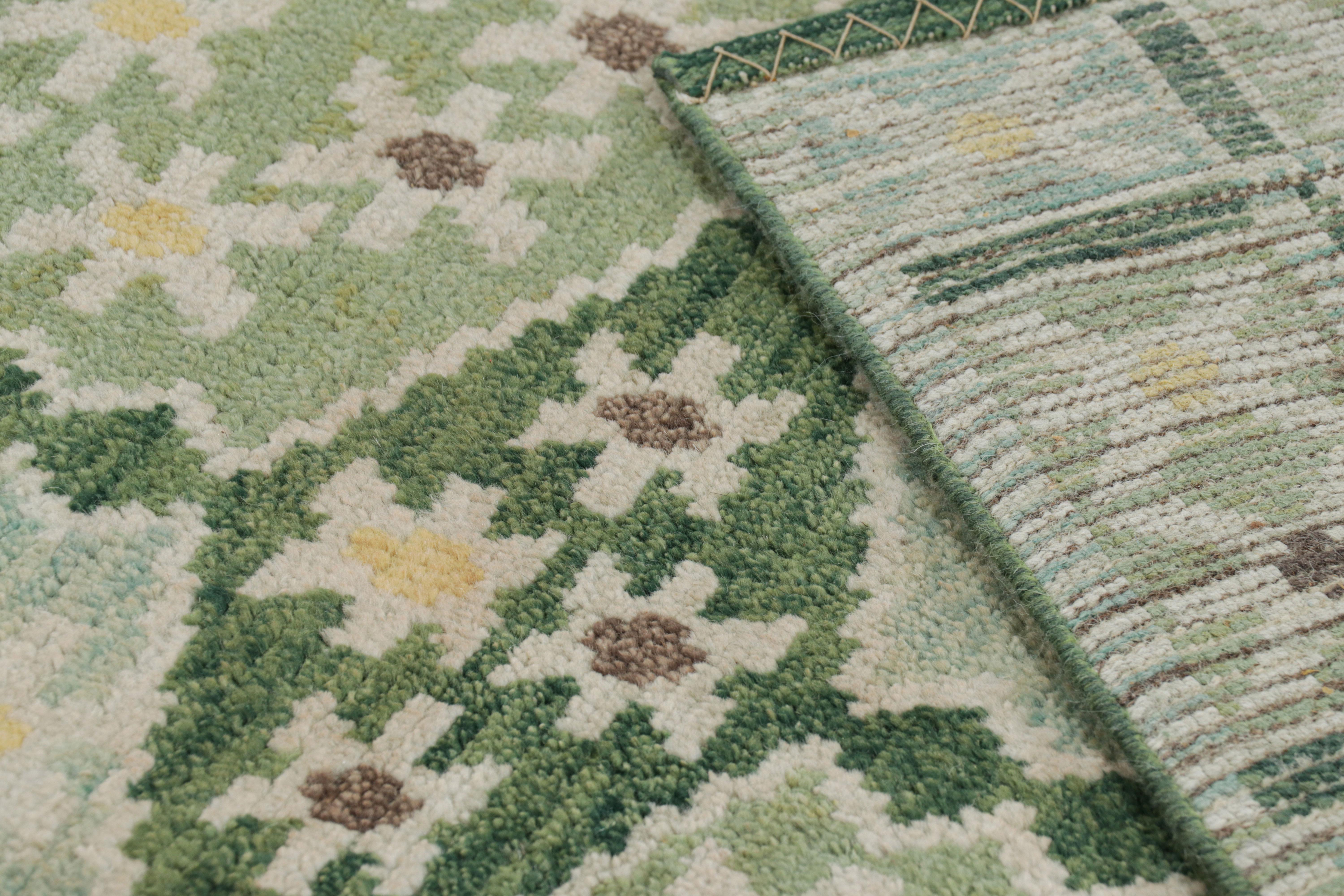 XXI secolo e contemporaneo Rug & Kilim: Tappeto personalizzato in stile scandinavo in verde con medaglioni in vendita
