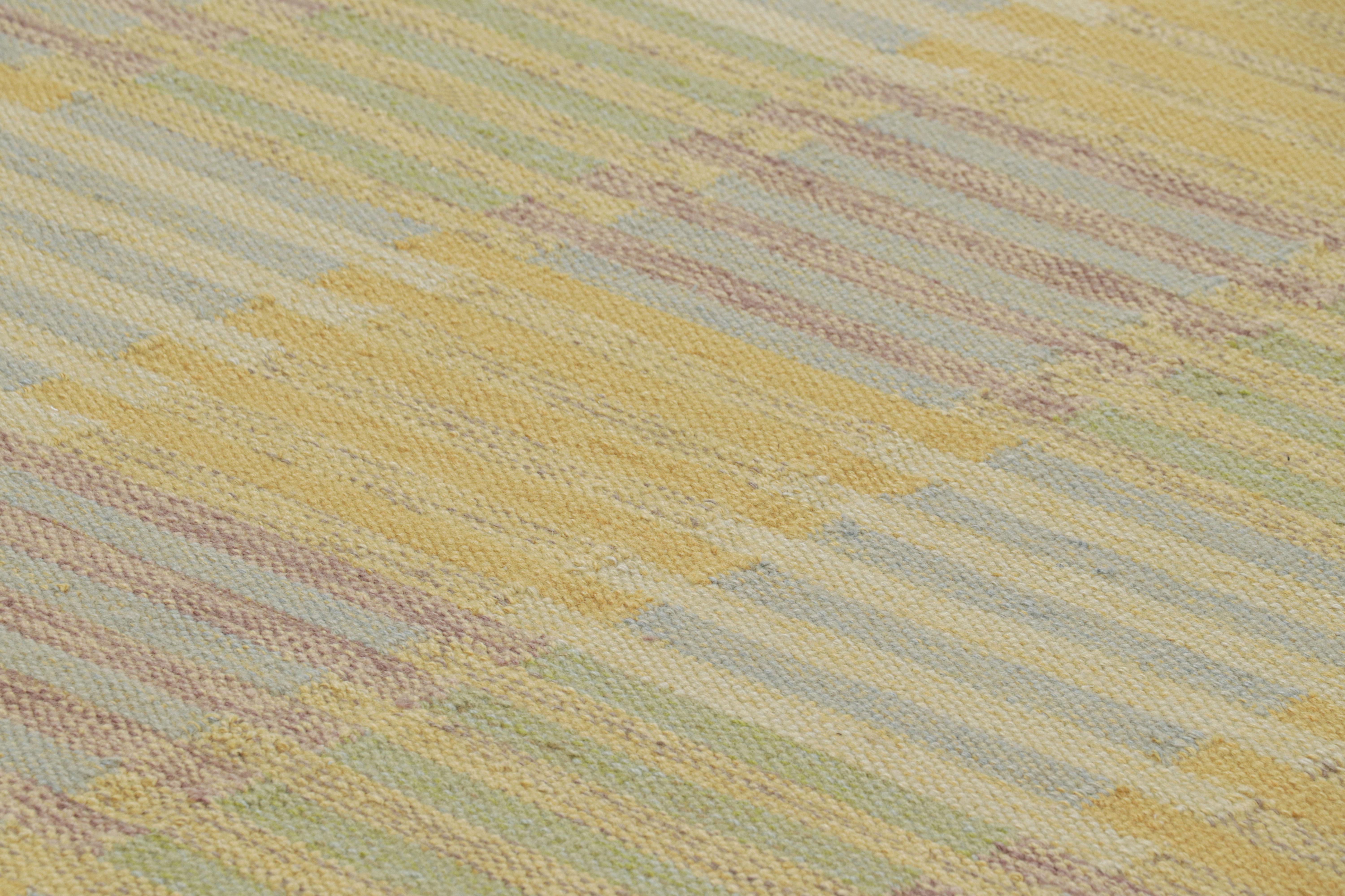 Questo tappeto personalizzato 9x12 è una nuova ed entusiasmante aggiunta alla collezione di tappeti scandinavi di Rug & Kilim: una rivisitazione contemporanea del minimalismo svedese e dei tappeti e tessuti vintage delle tradizioni Rollakan e Rya.