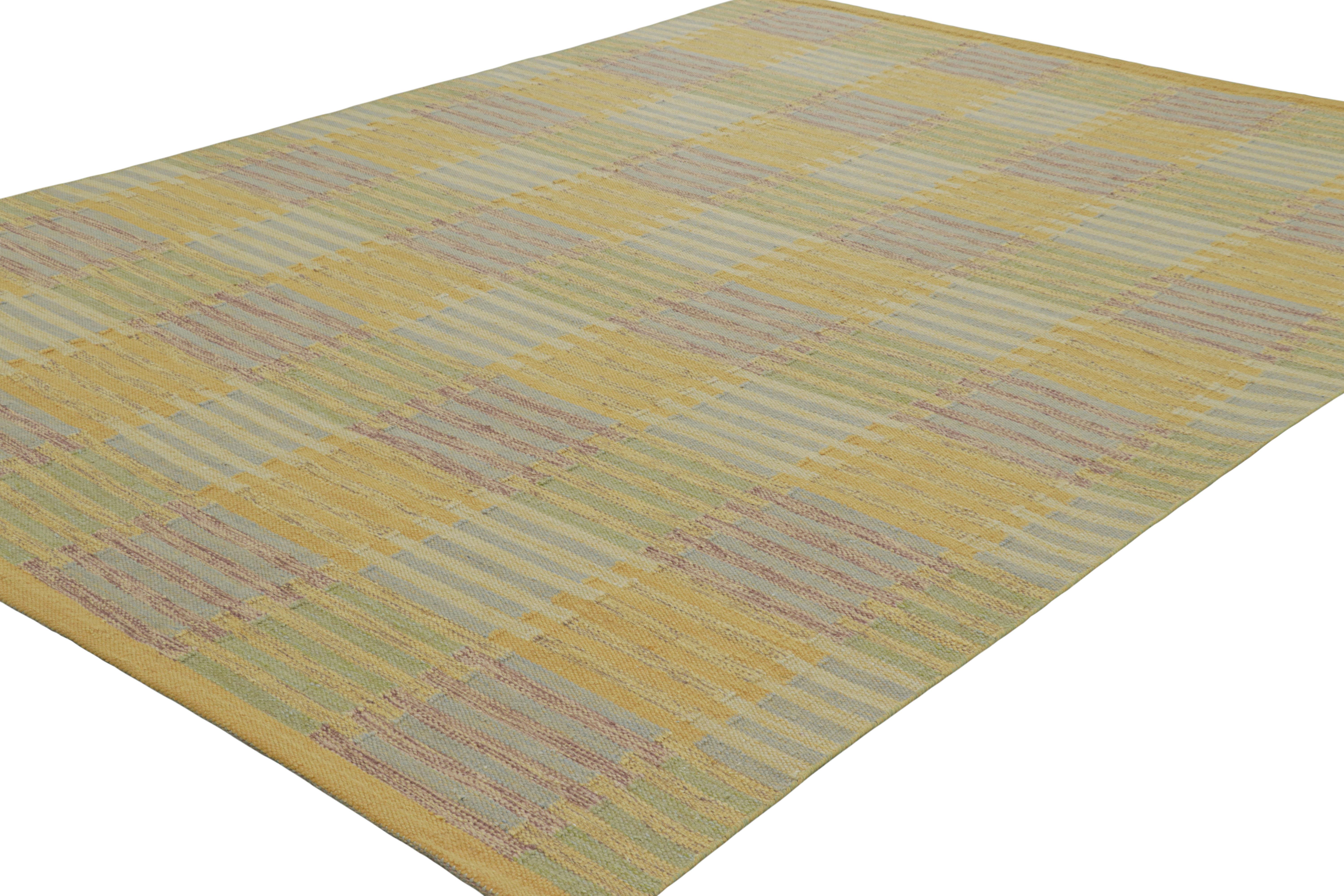 Indiano Tappeto personalizzato in stile scandinavo di Rug & Kilim, motivi geometrici in oro e verde in vendita