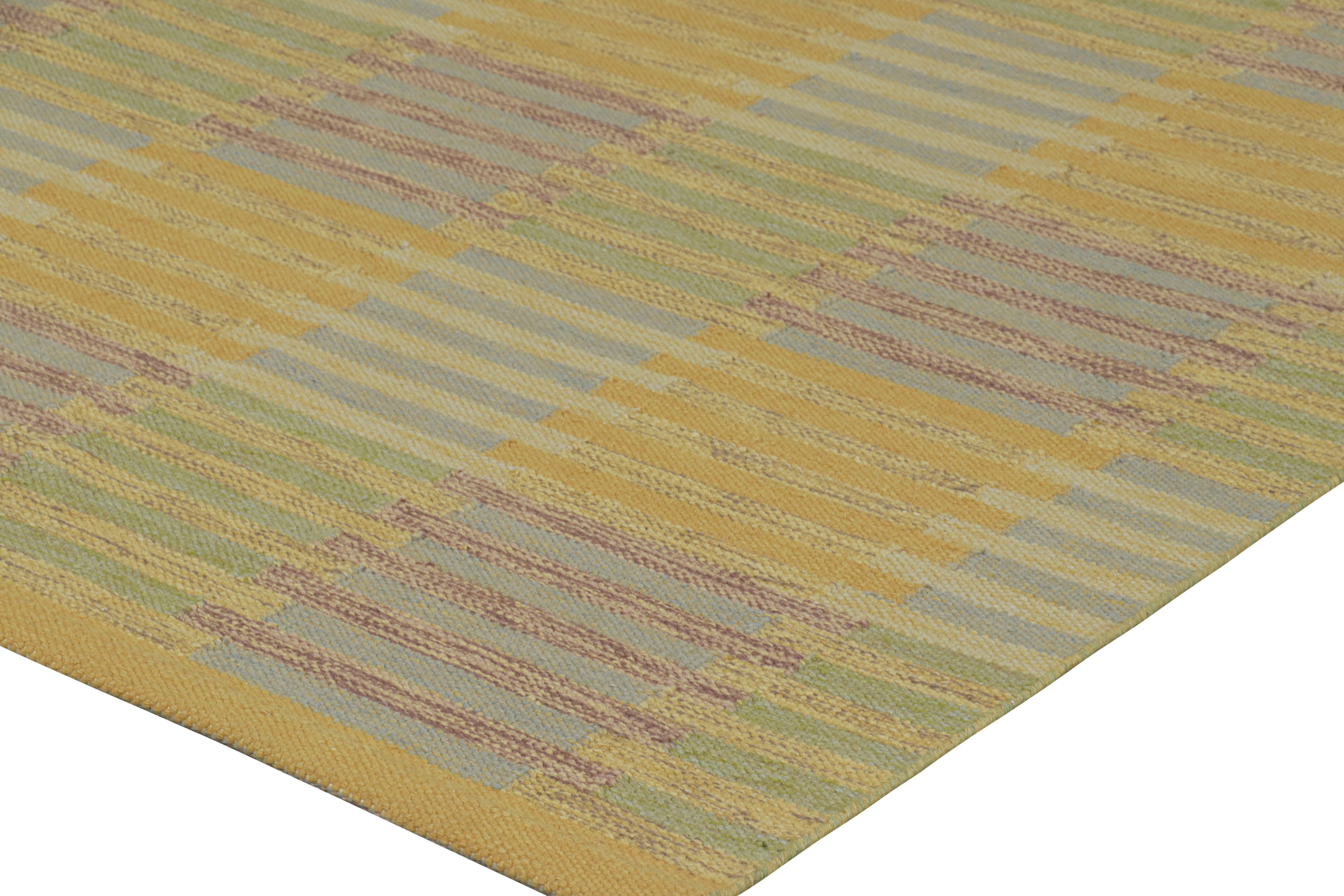 Tappeto personalizzato in stile scandinavo di Rug & Kilim, motivi geometrici in oro e verde In condizioni Nuovo in vendita a Long Island City, NY