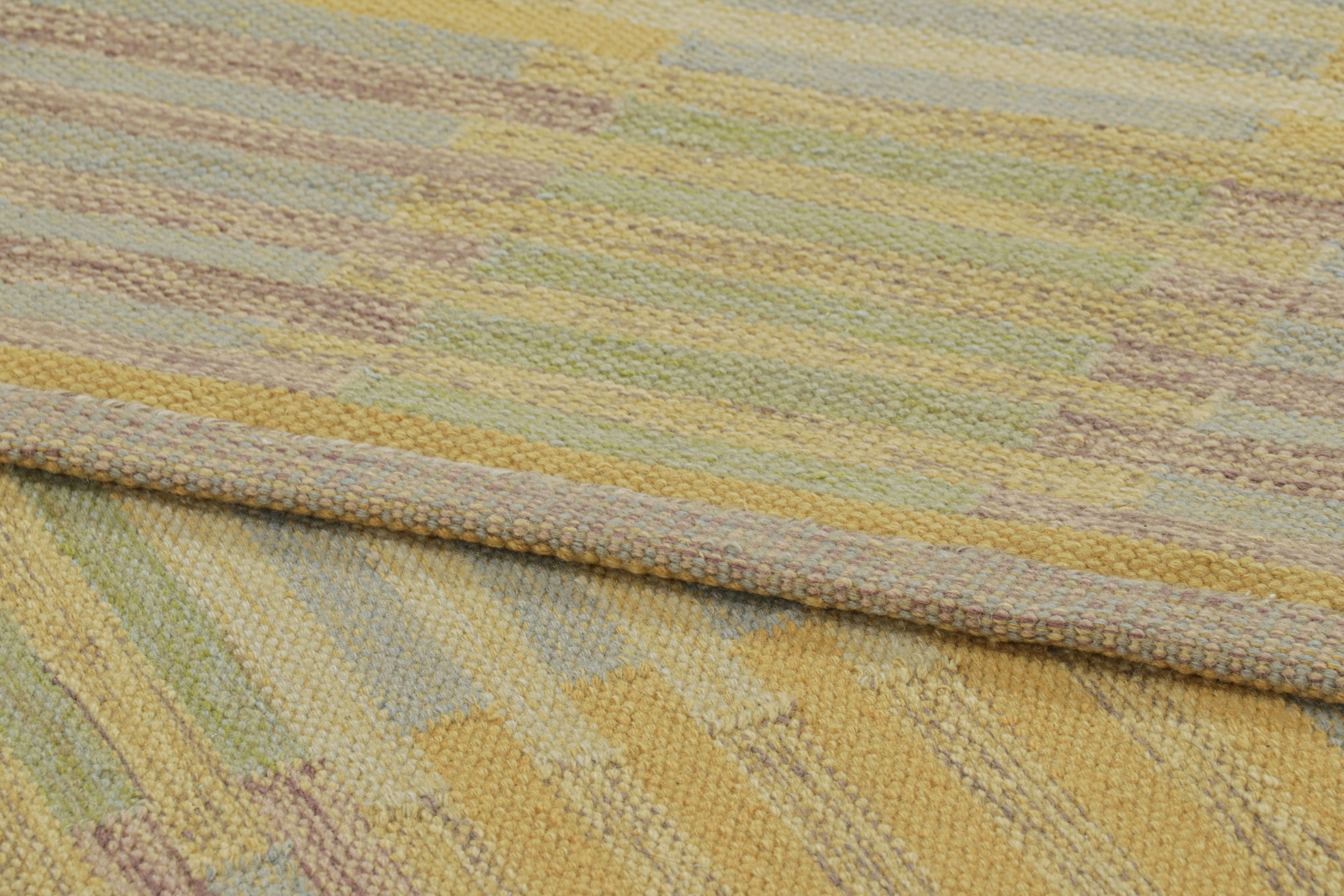 XXI secolo e contemporaneo Tappeto personalizzato in stile scandinavo di Rug & Kilim, motivi geometrici in oro e verde in vendita