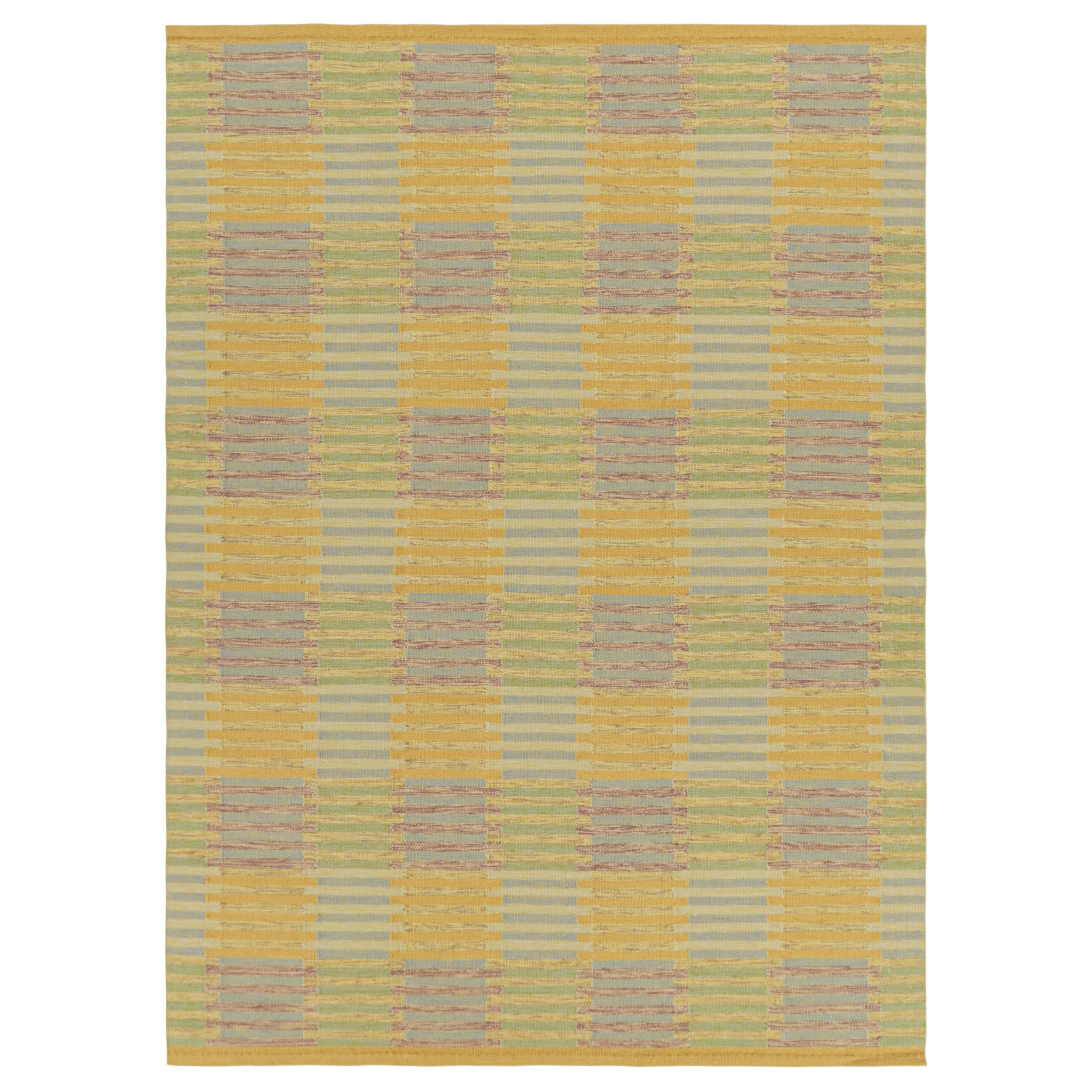 Tappeto personalizzato in stile scandinavo di Rug & Kilim, motivi geometrici in oro e verde in vendita
