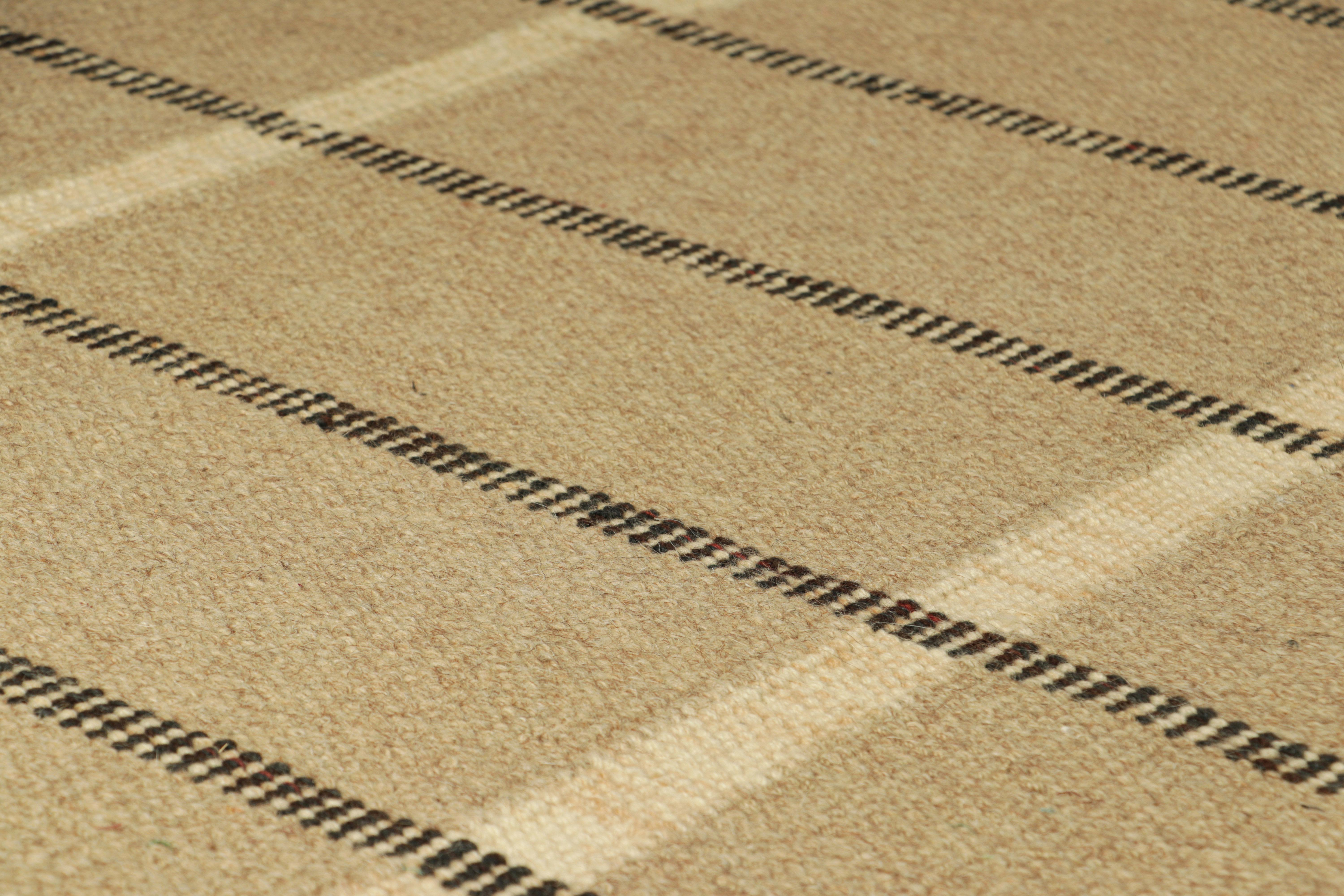Da una nuova ed entusiasmante collezione di pezzi in formato regalo, questo tappeto d'accento 3x5 in stile svedese è un'audace novità della Scandinavian Collection di Rug & Kilim. Tessuta a mano in un intreccio piatto di lana con filati naturali non