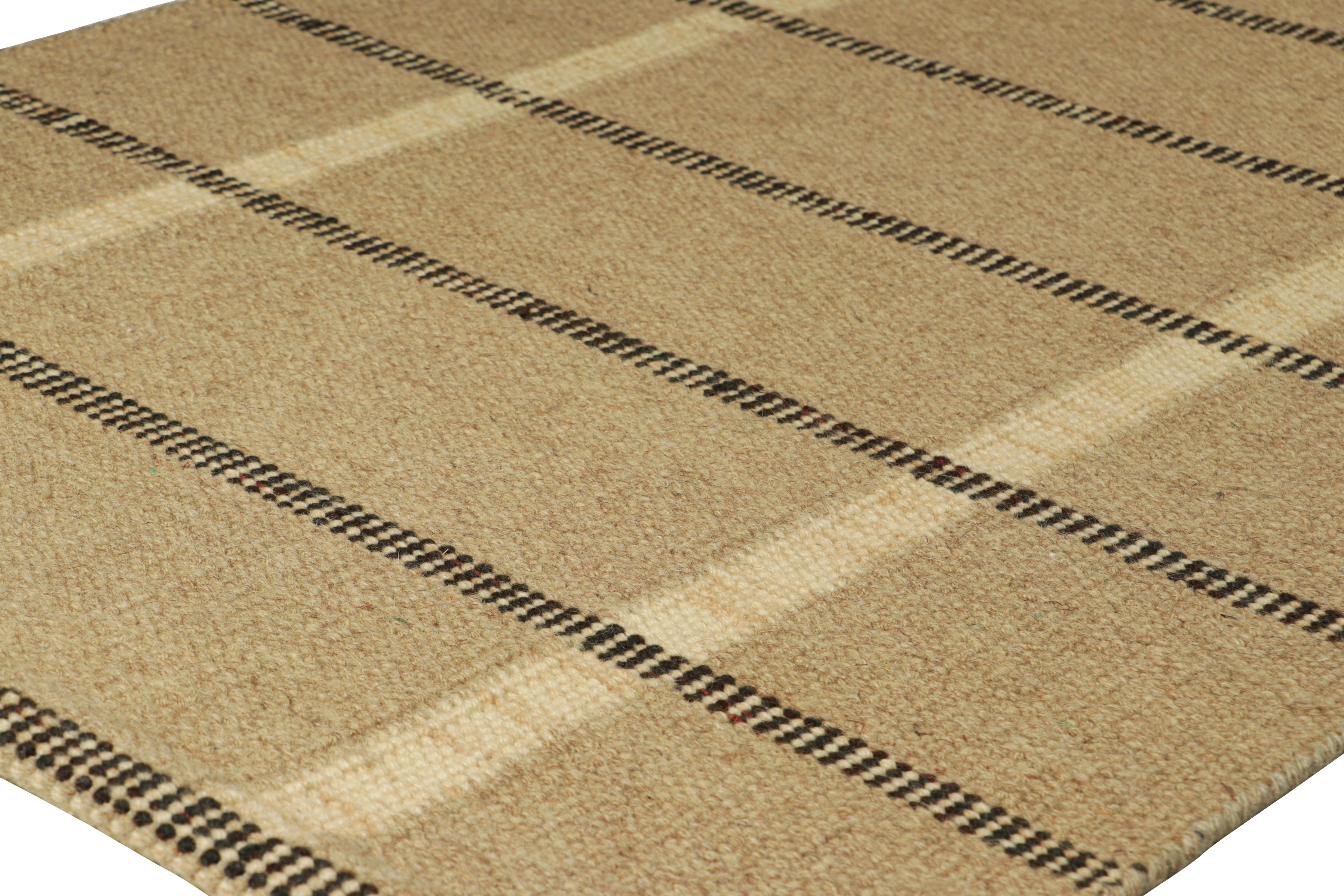 Moderno Tappeto personalizzato in stile scandinavo di Rug & Kilim in beige-marrone con strisce in vendita