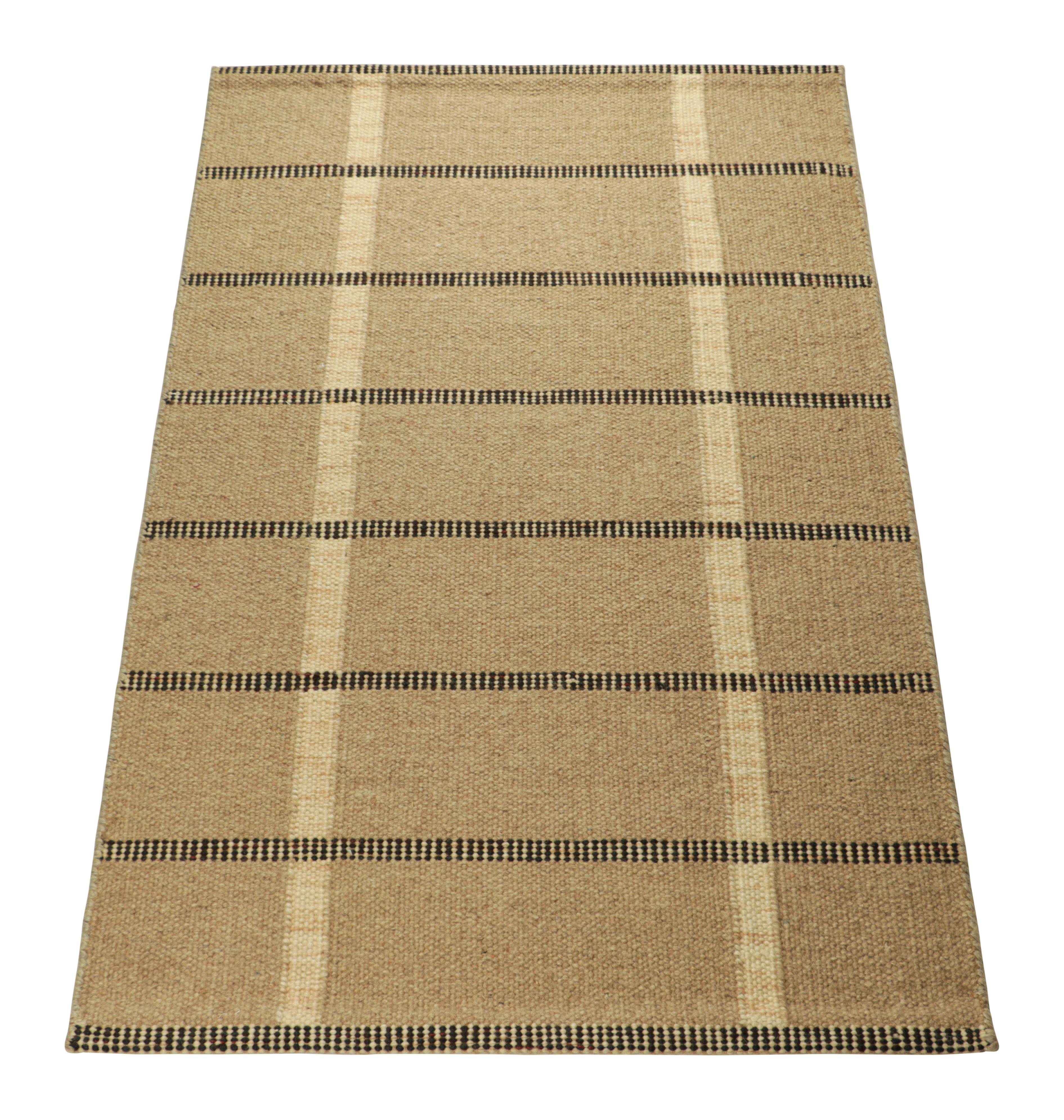 Indiano Tappeto personalizzato in stile scandinavo di Rug & Kilim in beige-marrone con strisce in vendita