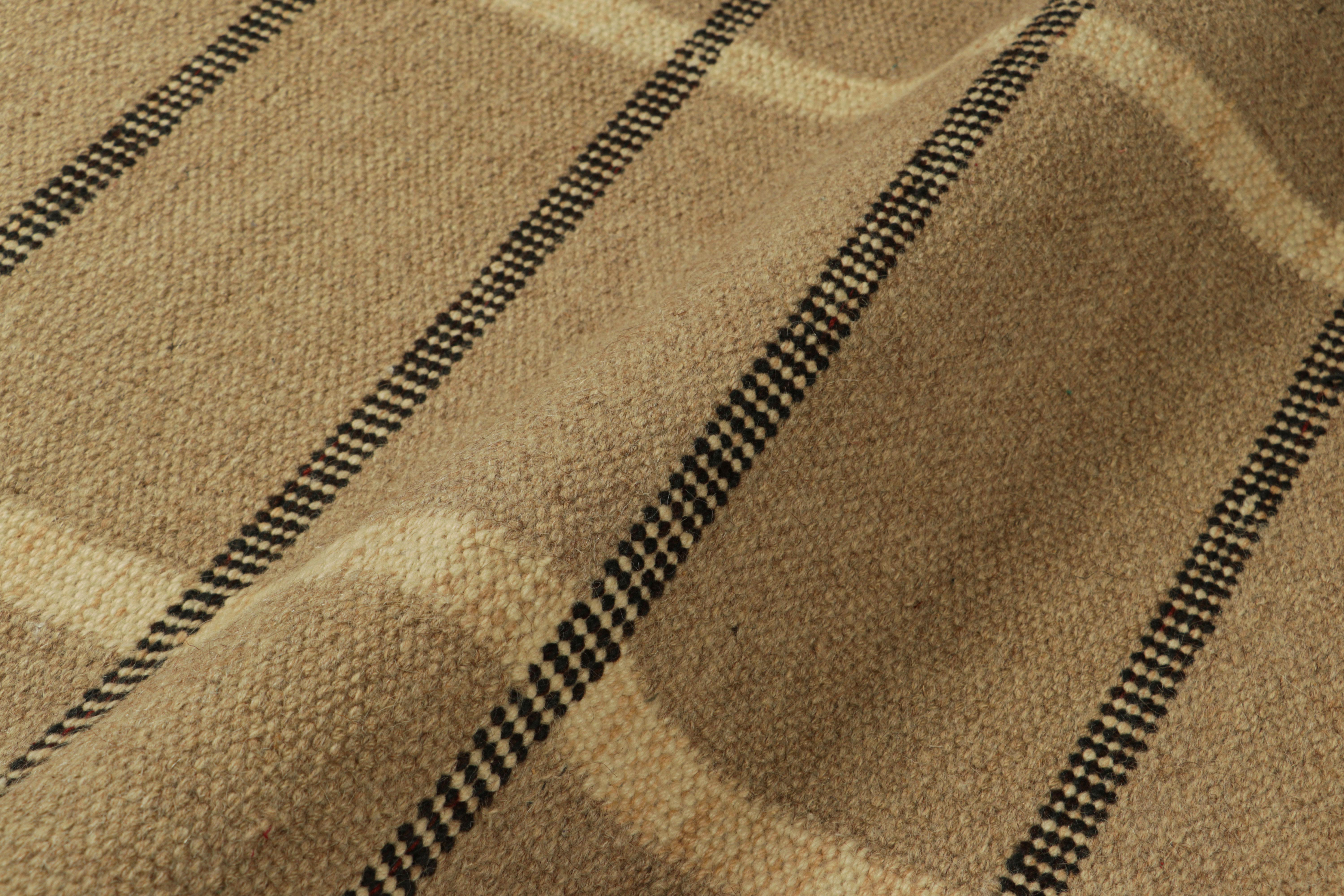 XXI secolo e contemporaneo Tappeto personalizzato in stile scandinavo di Rug & Kilim in beige-marrone con strisce in vendita