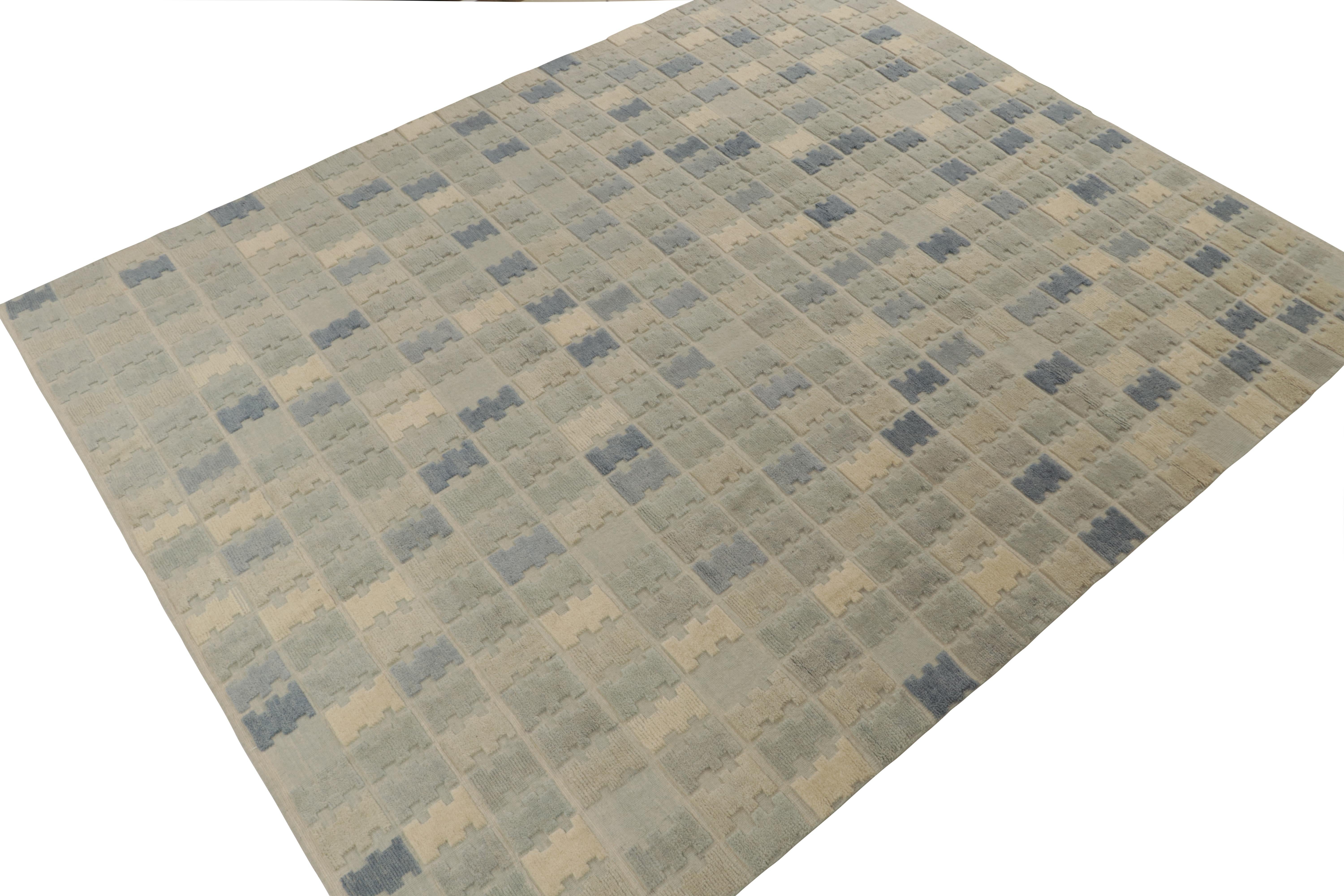 Dies ist ein maßgeschneiderter Teppich im schwedischen Stil aus der preisgekrönten skandinavischen Flachgewebe-Kollektion von Rug & Kilim, handgeknüpft aus Wolle. 
Über das Design: 
Diese Ausgabe im Format 10x13 besticht durch geometrische Muster