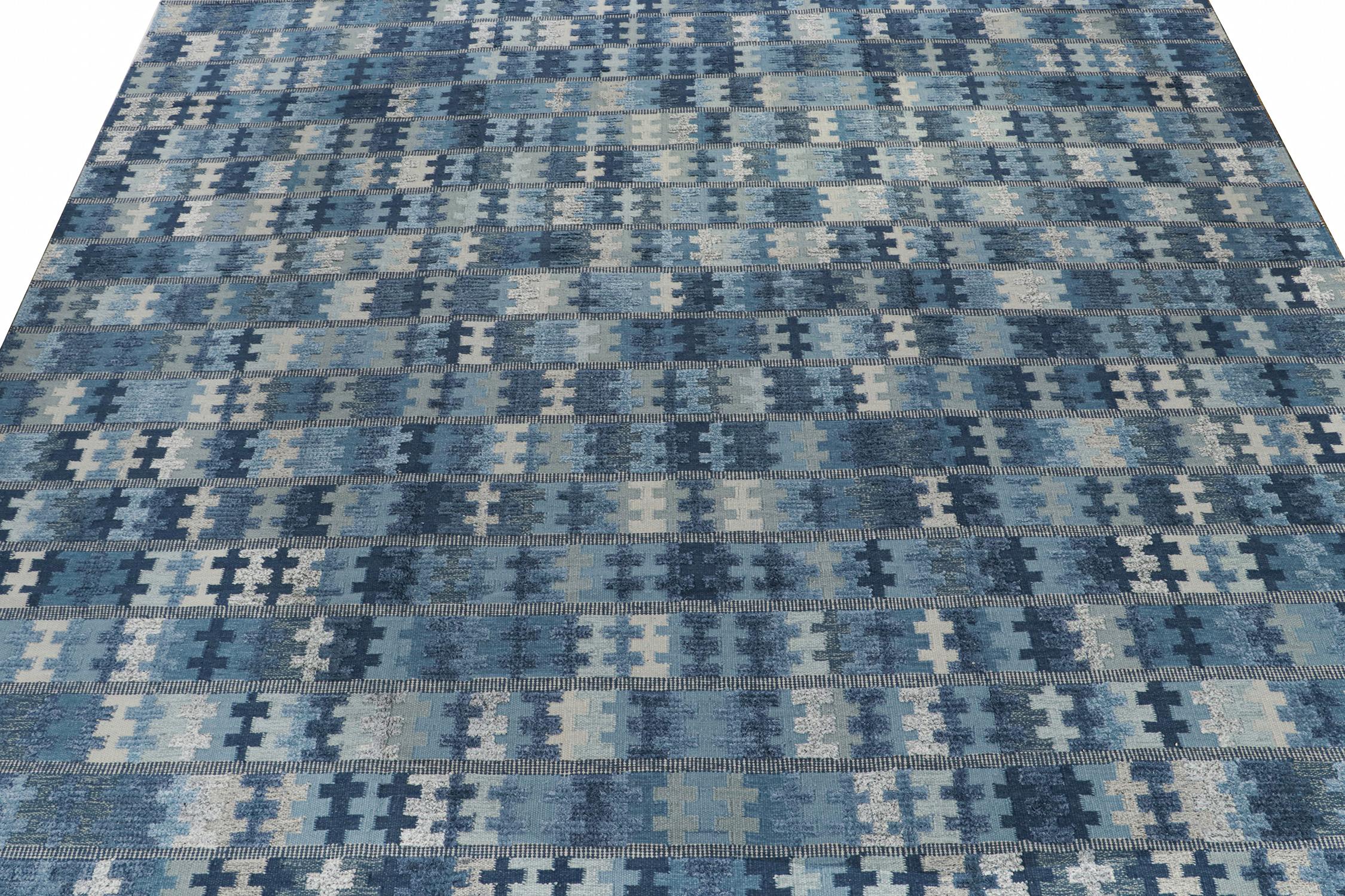 Un tappeto personalizzato in stile svedese della premiata collezione scandinava di Rug & Kilim. Annodato a mano in lana. 
Ulteriori informazioni sul design: 
Questo tappeto è caratterizzato da una sottile trama alto-basso abbinata a motivi
