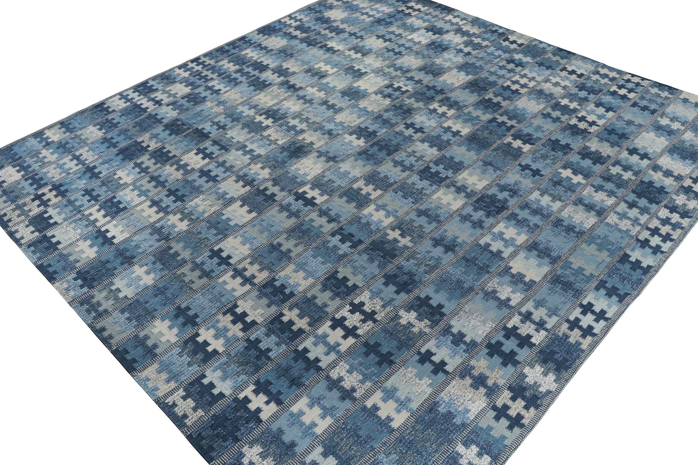 Scandinavo moderno Tappeto personalizzato in stile scandinavo Rug & Kilim con motivo geometrico blu e argento in vendita