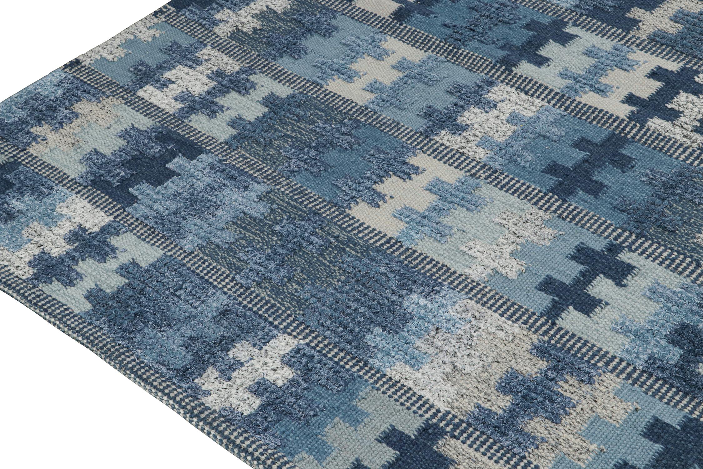 Annodato a mano Tappeto personalizzato in stile scandinavo Rug & Kilim con motivo geometrico blu e argento in vendita