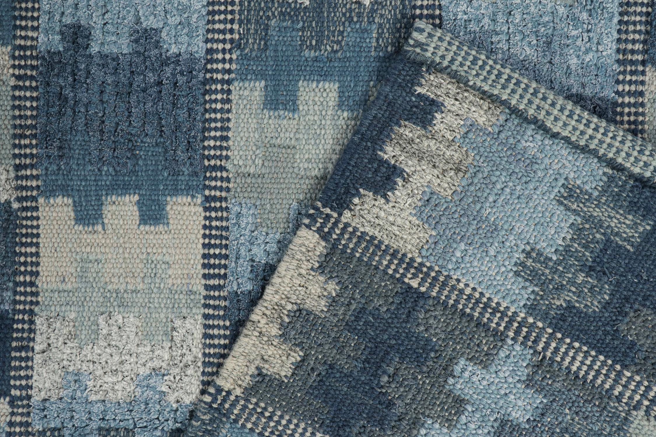 XXI secolo e contemporaneo Tappeto personalizzato in stile scandinavo Rug & Kilim con motivo geometrico blu e argento in vendita