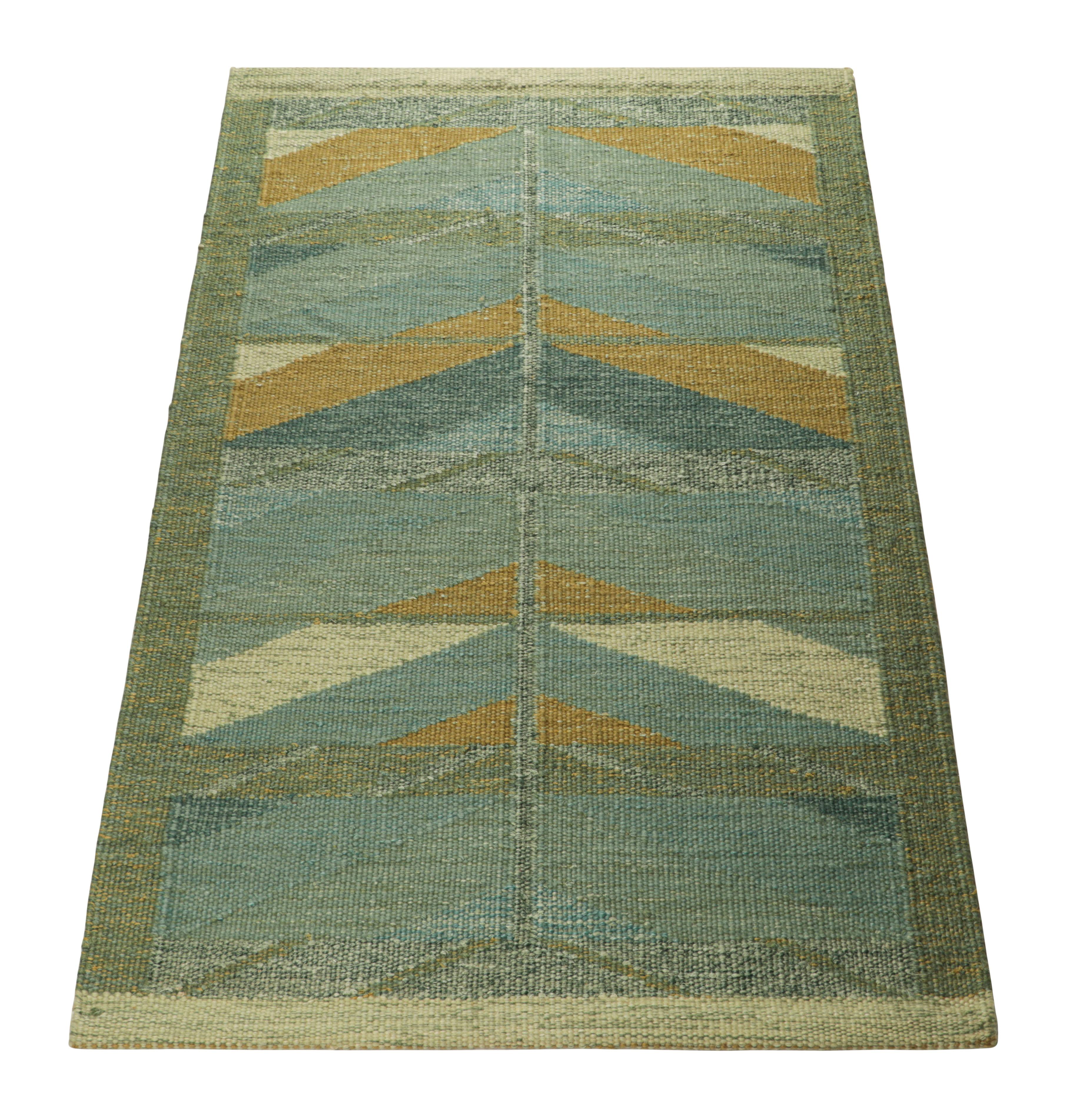 Skandinavischer Teppich von Rug & Kilim in Blau mit Chevron-Mustern (Indisch) im Angebot
