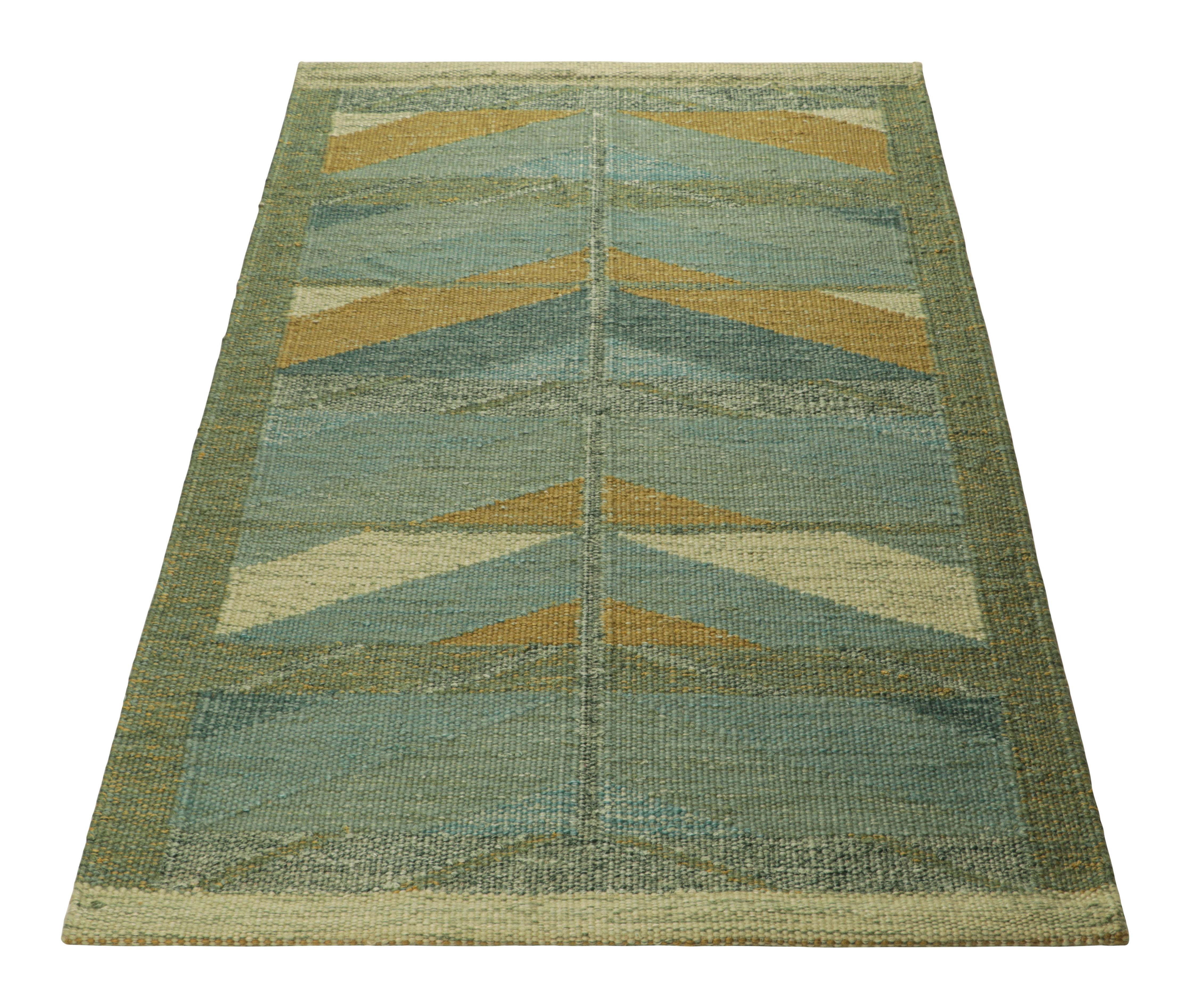 Skandinavischer Teppich von Rug & Kilim in Blau mit Chevron-Mustern (Handgewebt) im Angebot