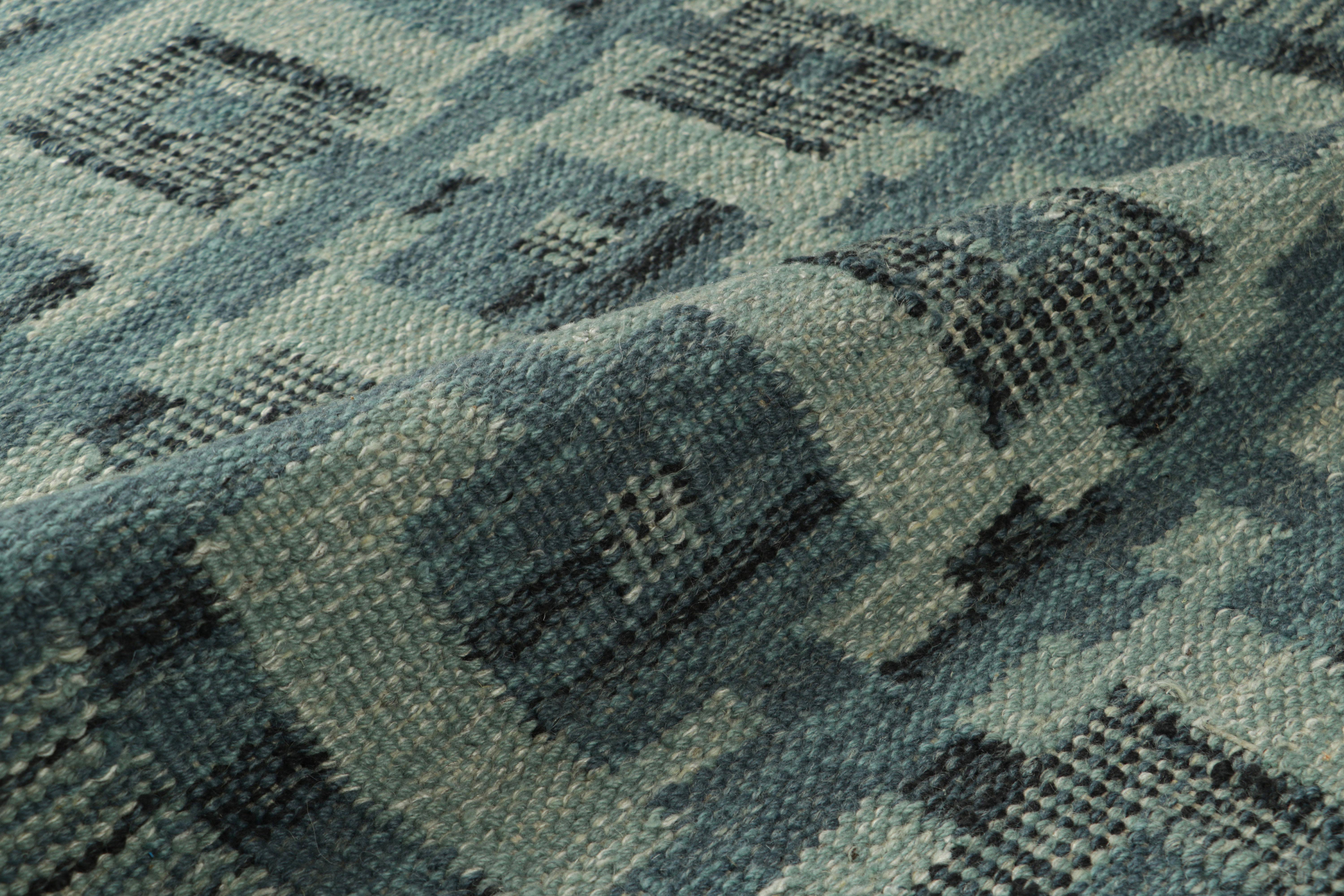 Skandinavischer Teppich von Rug & Kilim in Blau mit geometrischen Mustern (21. Jahrhundert und zeitgenössisch) im Angebot