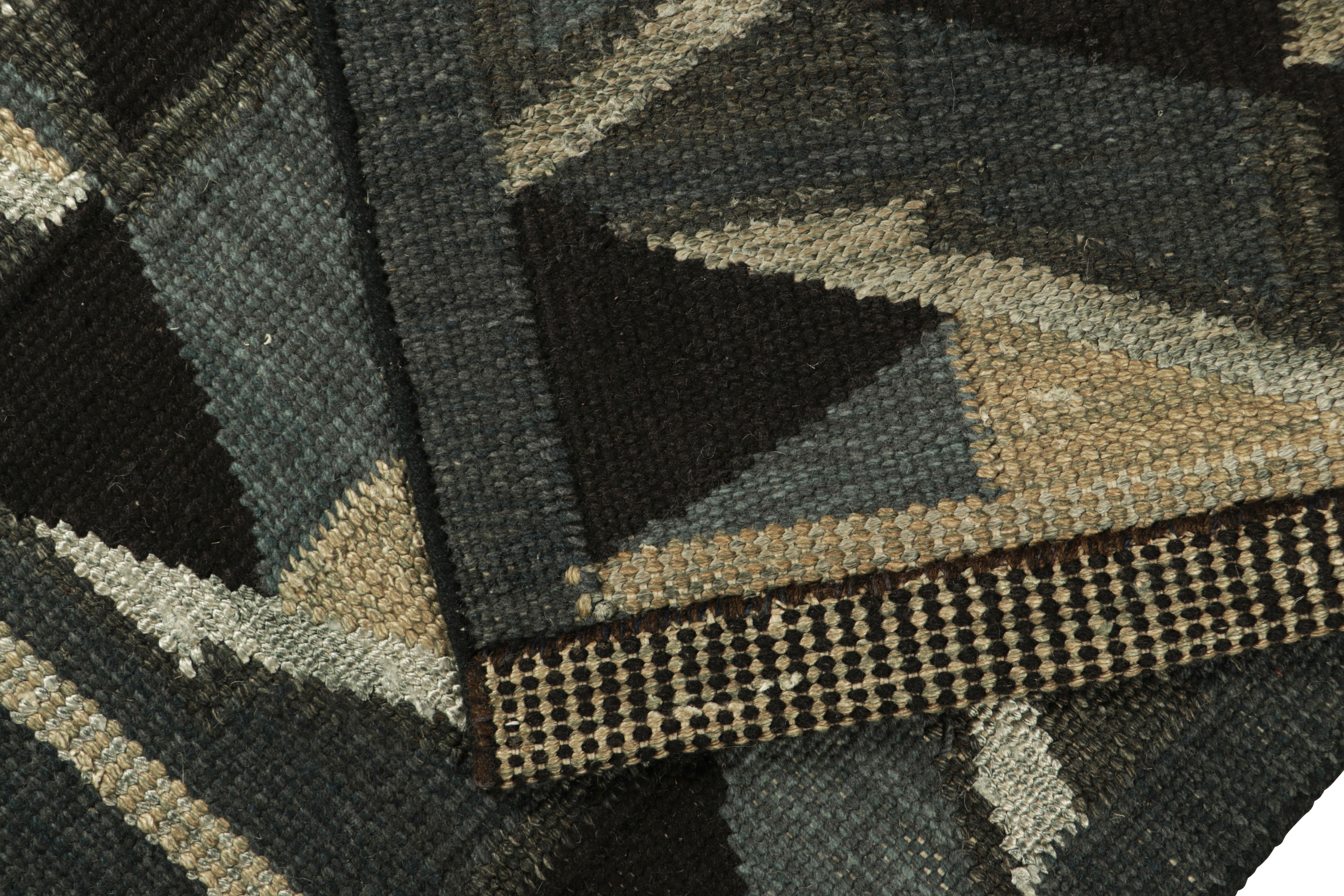 Skandinavischer Teppich von Rug & Kilim in Blau mit geometrischen Mustern (21. Jahrhundert und zeitgenössisch) im Angebot