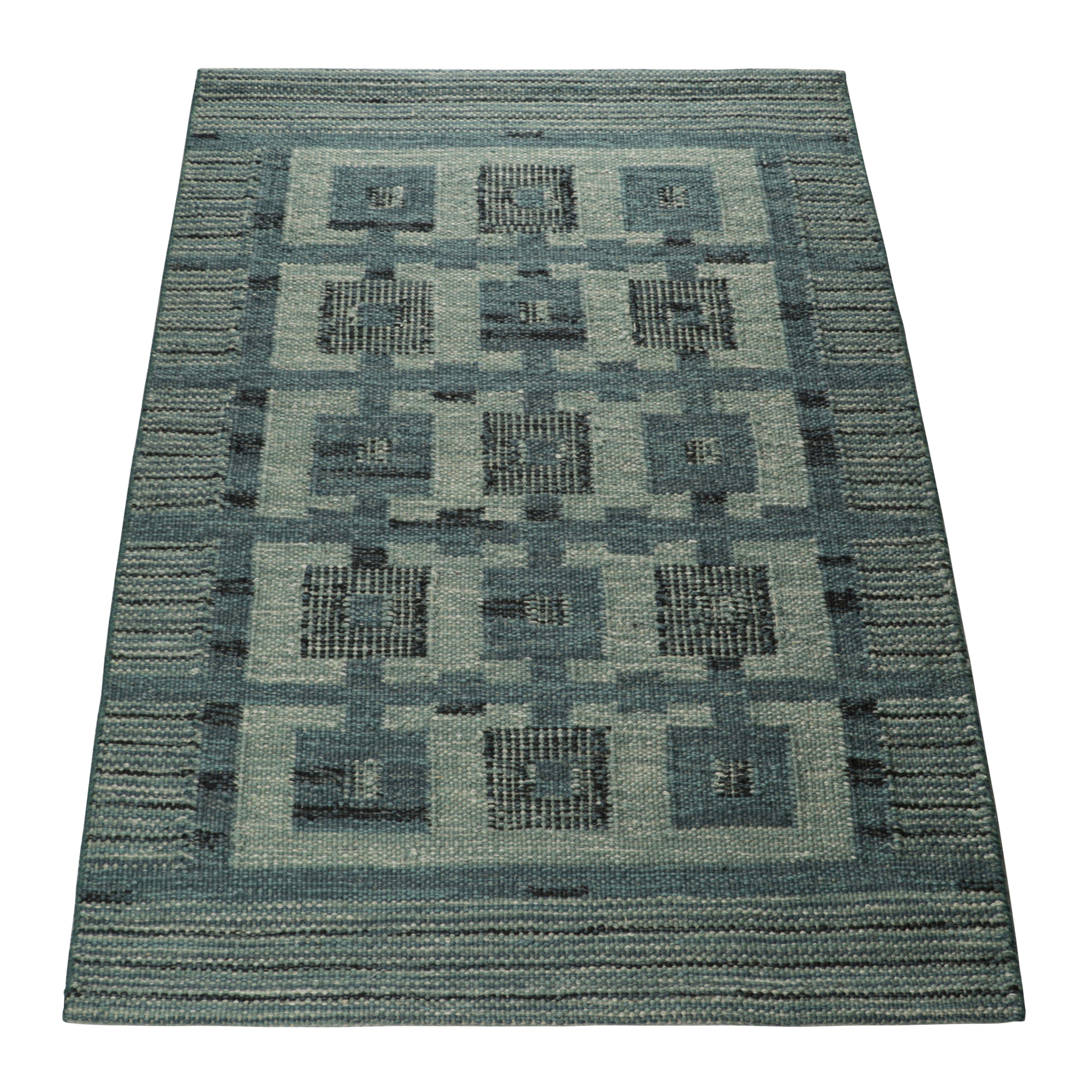 Skandinavischer Teppich von Rug & Kilim in Blau mit geometrischen Mustern (Indisch) im Angebot