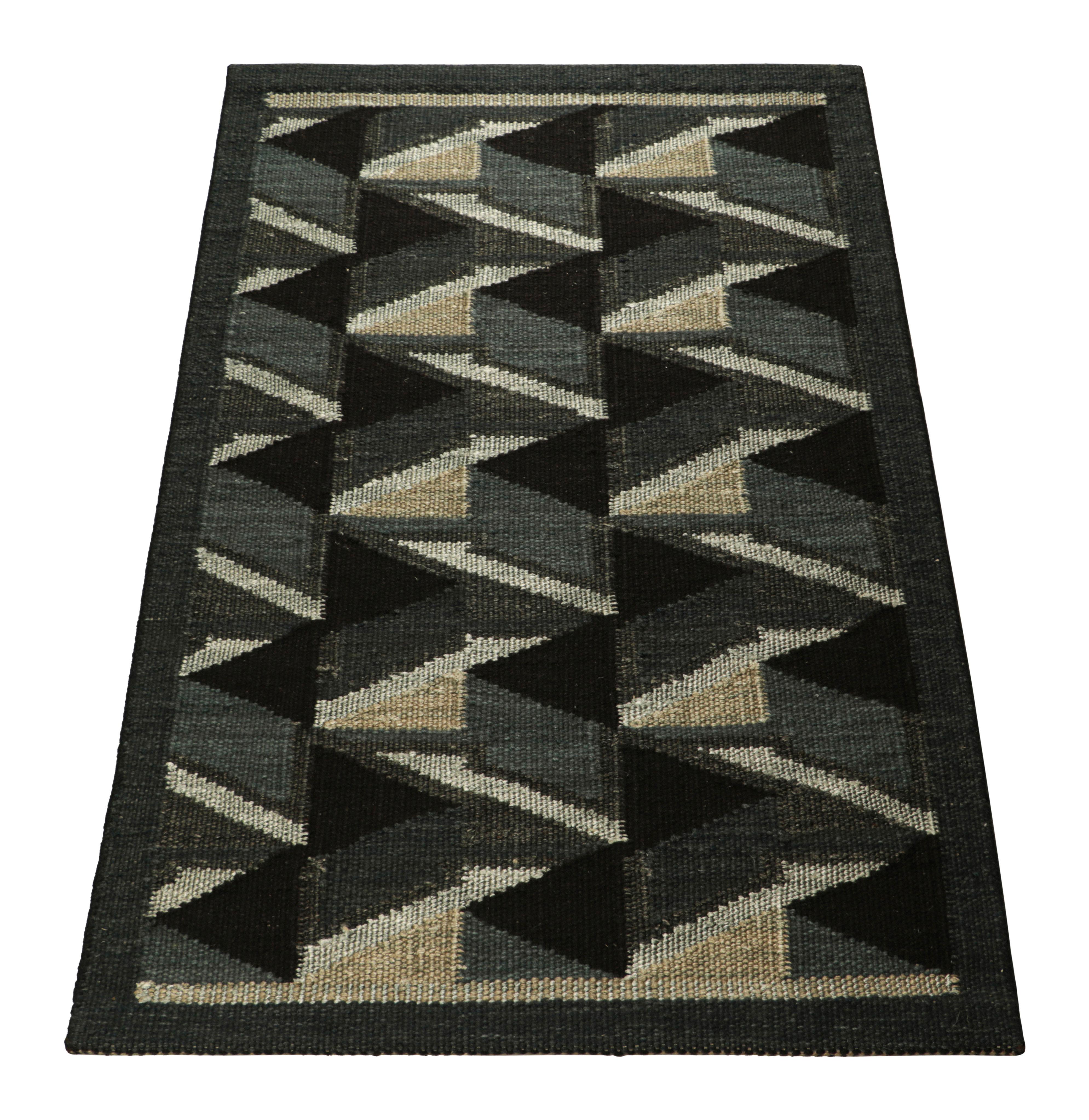 Skandinavischer Teppich von Rug & Kilim in Blau mit geometrischen Mustern (Indisch) im Angebot
