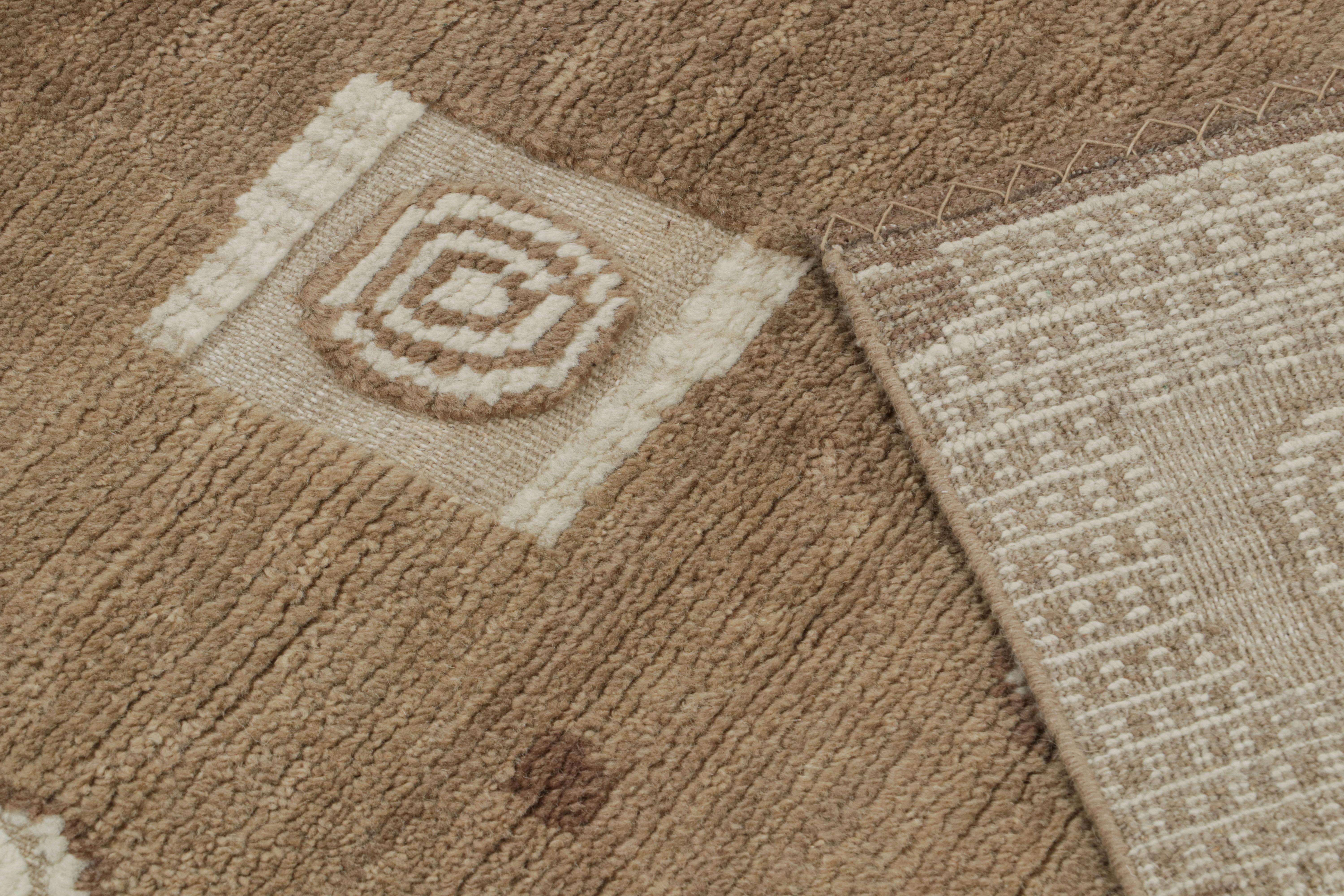 XXIe siècle et contemporain Rug & Kilim's Scandinavian Style Custom rug in Brown & White Geometric Patterns (tapis personnalisé de style scandinave aux motifs géométriques bruns et blancs) en vente