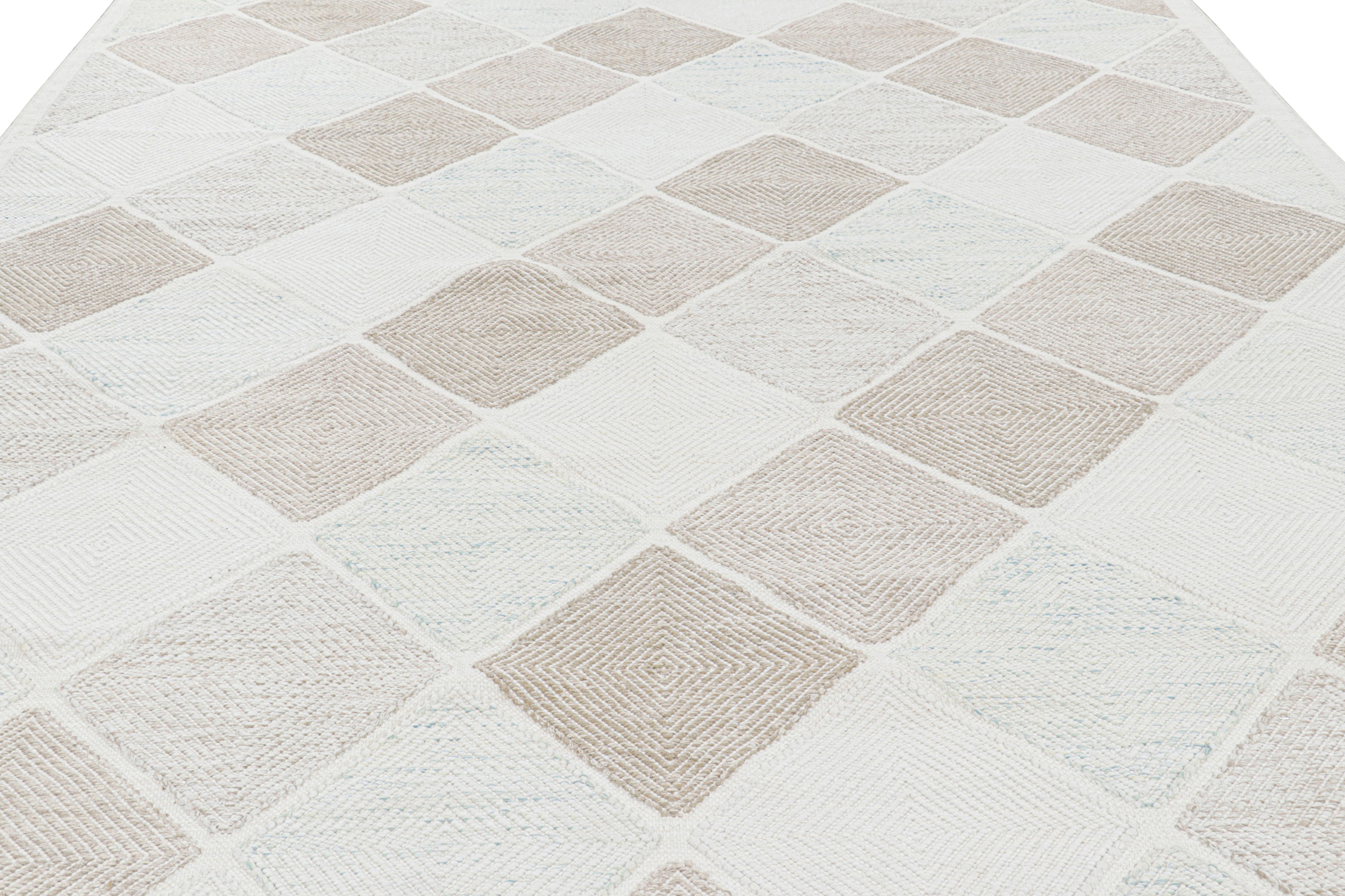 Tissé à la main dans un tissage plat en laine, ce tapis personnalisé 10x14  est un nouvel ajout passionnant à la collection de tapis scandinaves de Rug & Kilim - une réimagination contemporaine du minimalisme suédois et des tapis et textiles vintage