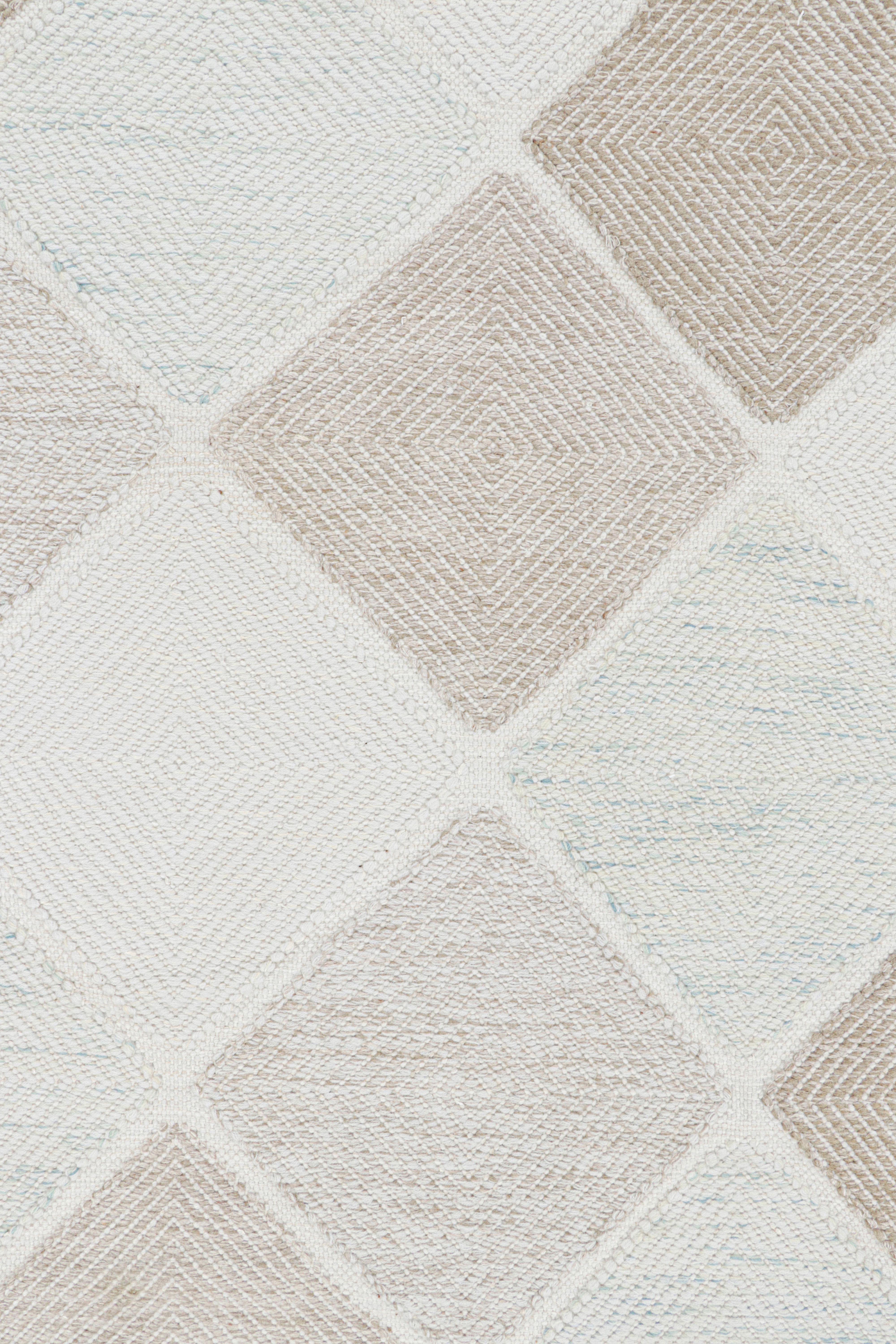 Moderne Rug & Kilim's Scandinavian Style Custom Rug in Cream with Geometric Pattern (tapis sur mesure de style scandinave avec motif géométrique) en vente