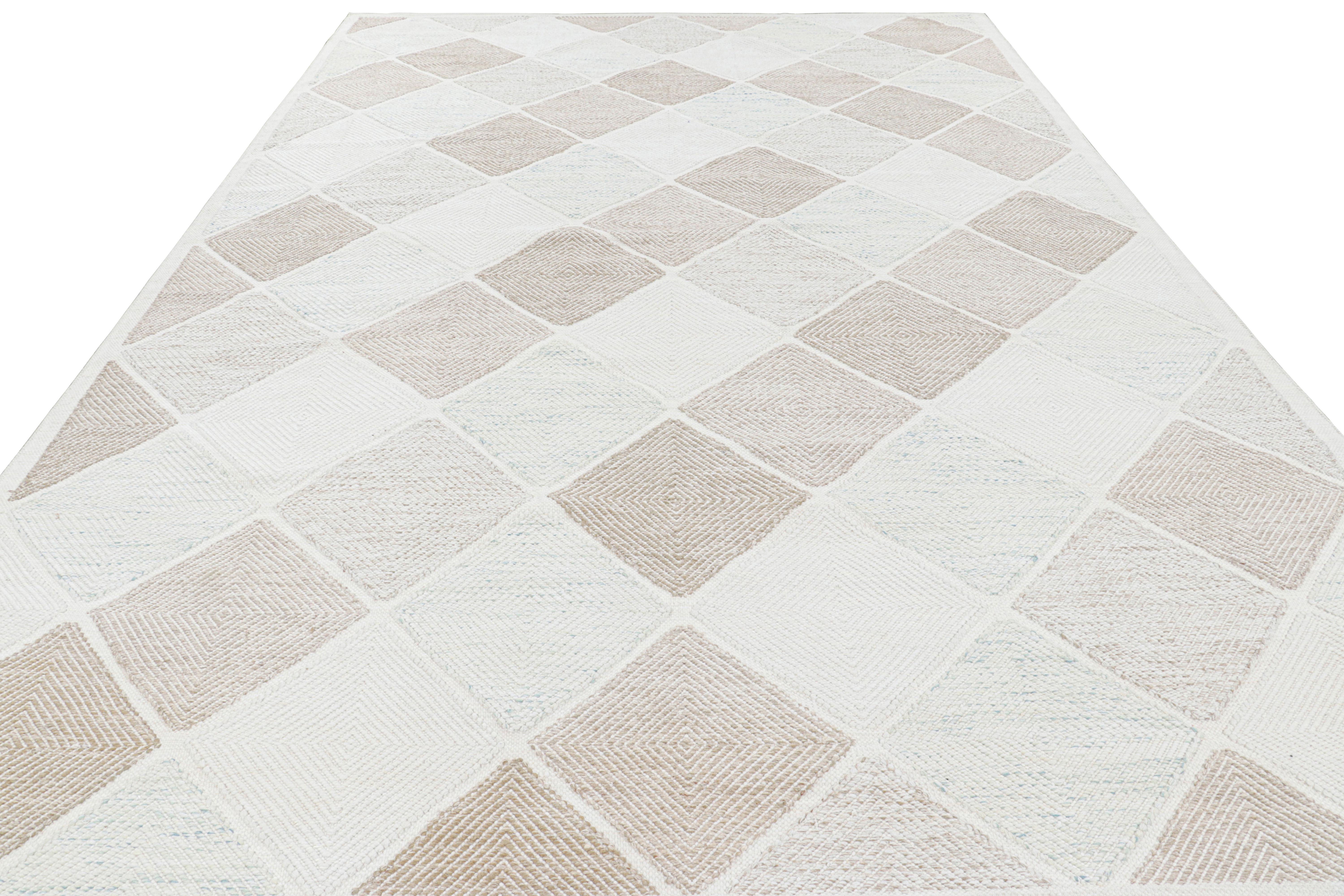 Tessuto a mano Rug & Kilim: tappeto personalizzato in stile scandinavo color crema con motivo geometrico in vendita