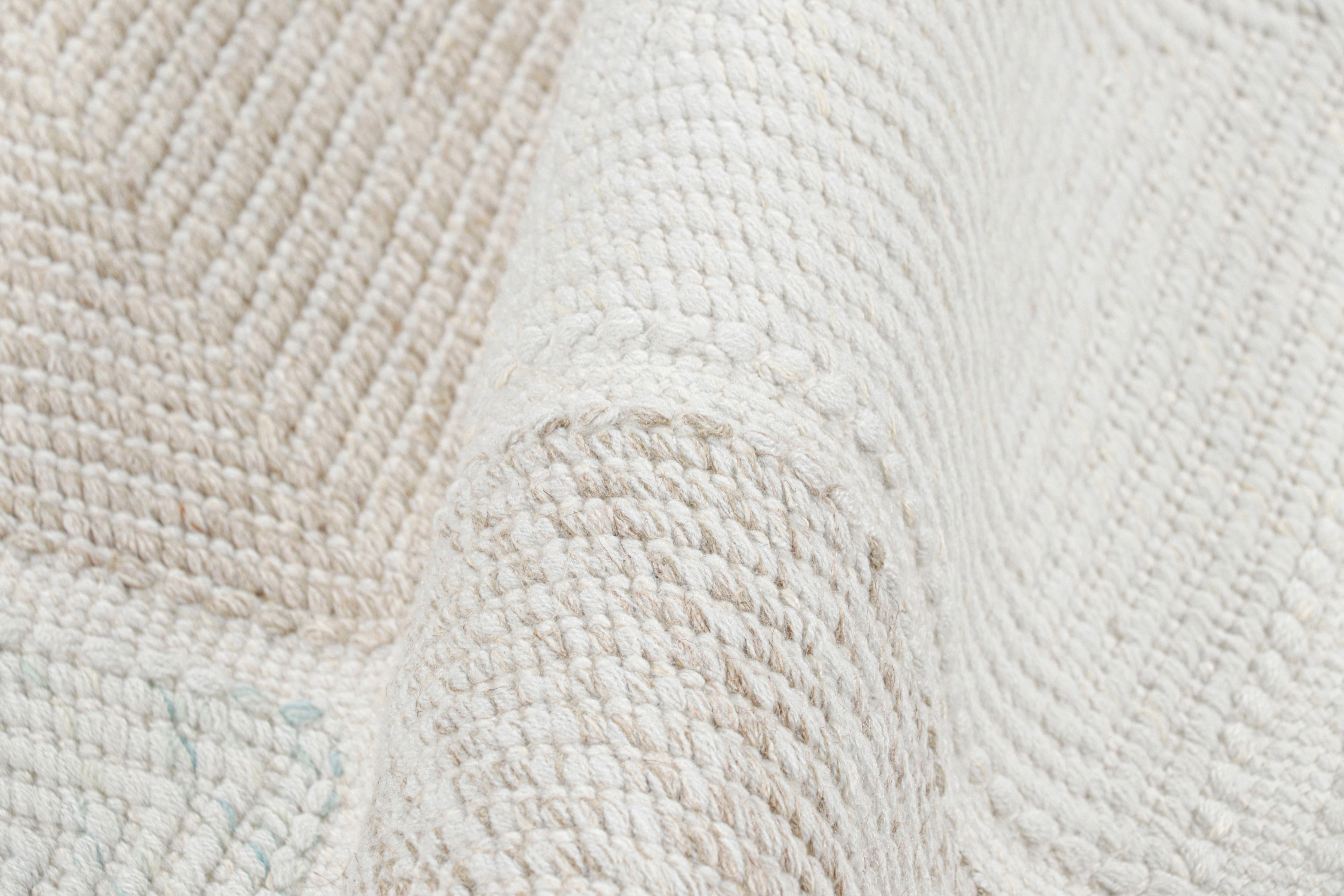 XXIe siècle et contemporain Rug & Kilim's Scandinavian Style Custom Rug in Cream with Geometric Pattern (tapis sur mesure de style scandinave avec motif géométrique) en vente
