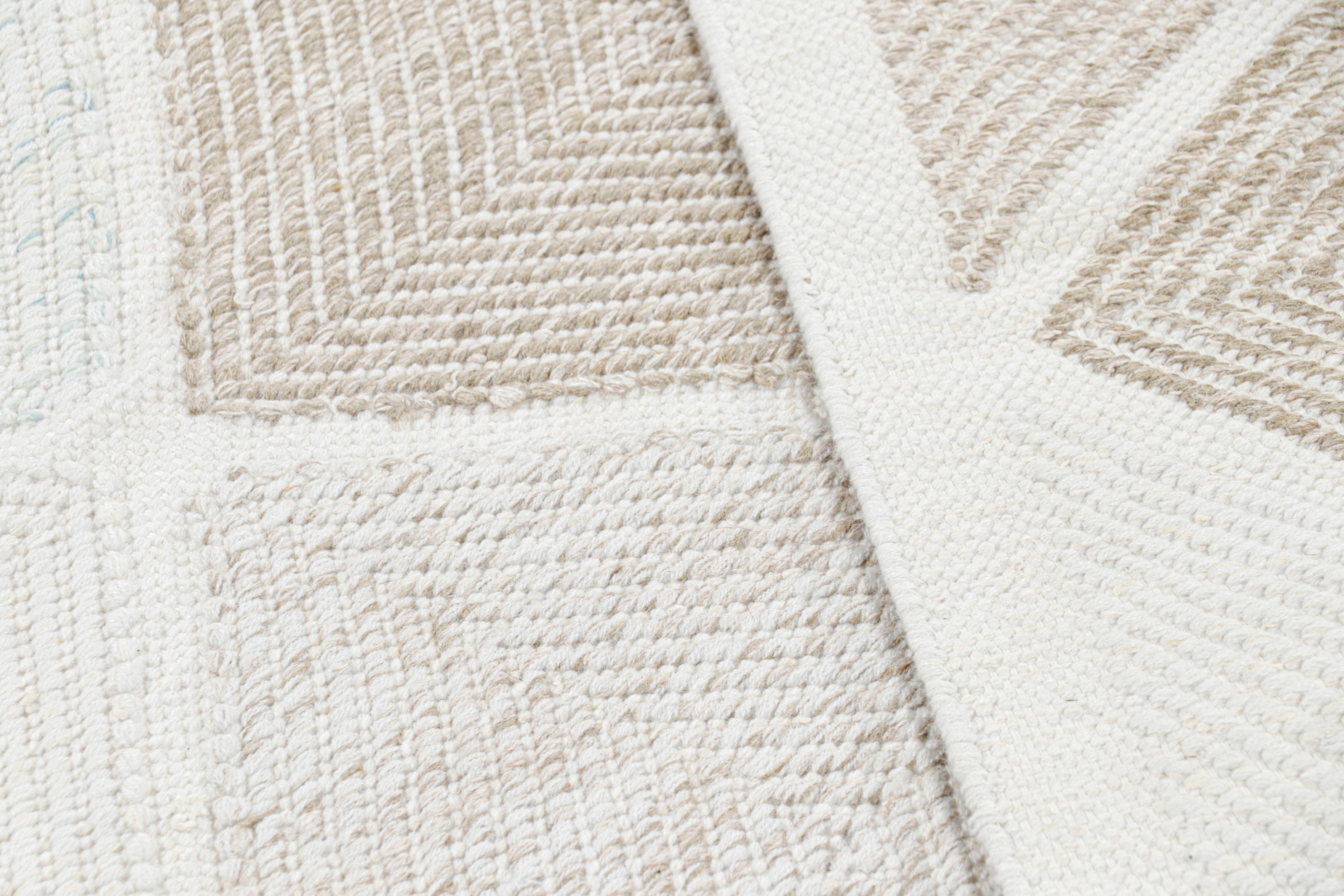 Laine Rug & Kilim's Scandinavian Style Custom Rug in Cream with Geometric Pattern (tapis sur mesure de style scandinave avec motif géométrique) en vente