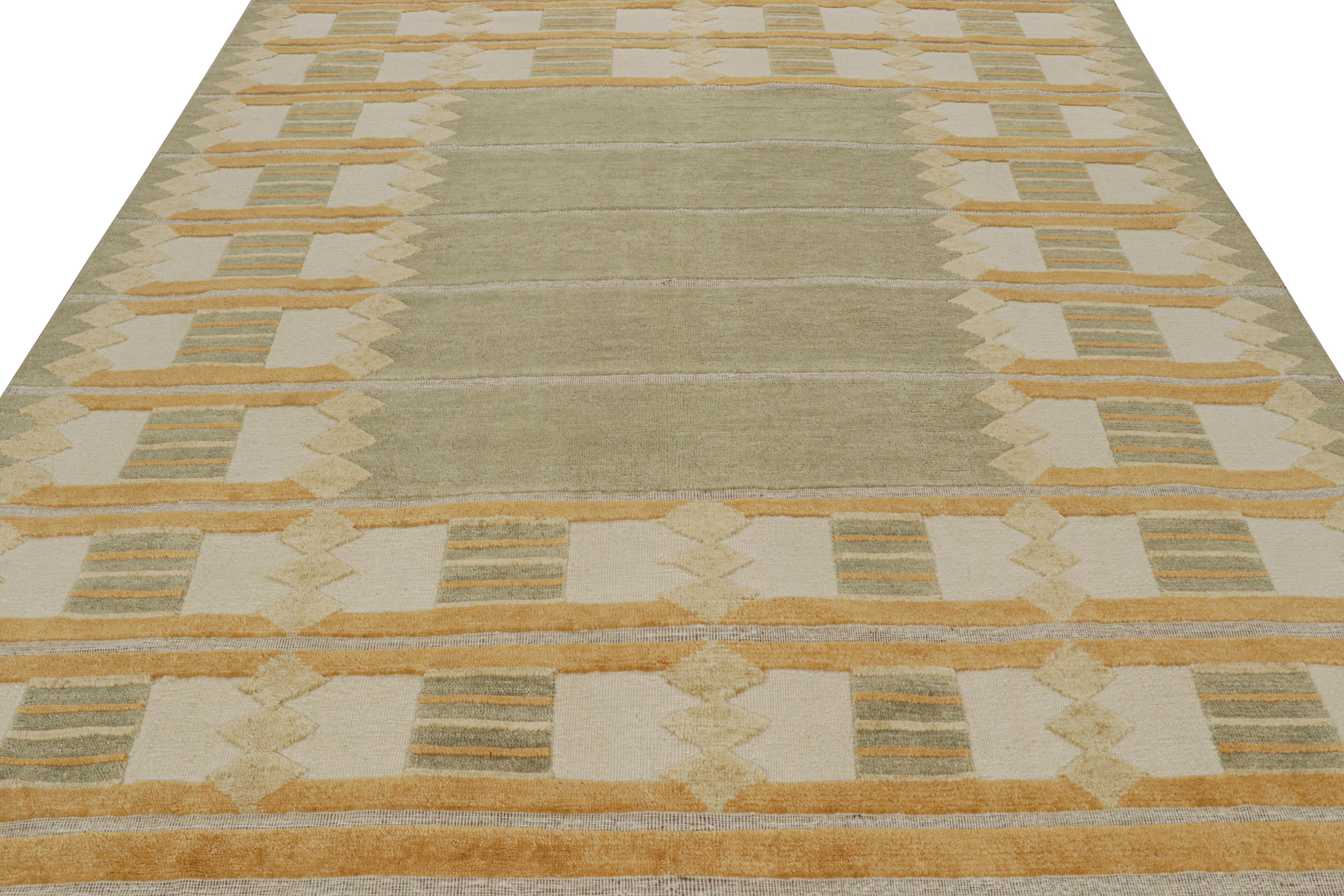 Rug & Kilim's maßgeschneiderter Teppich im skandinavischen Stil mit Gold-, Grün- und Weißmustern (Moderne) im Angebot