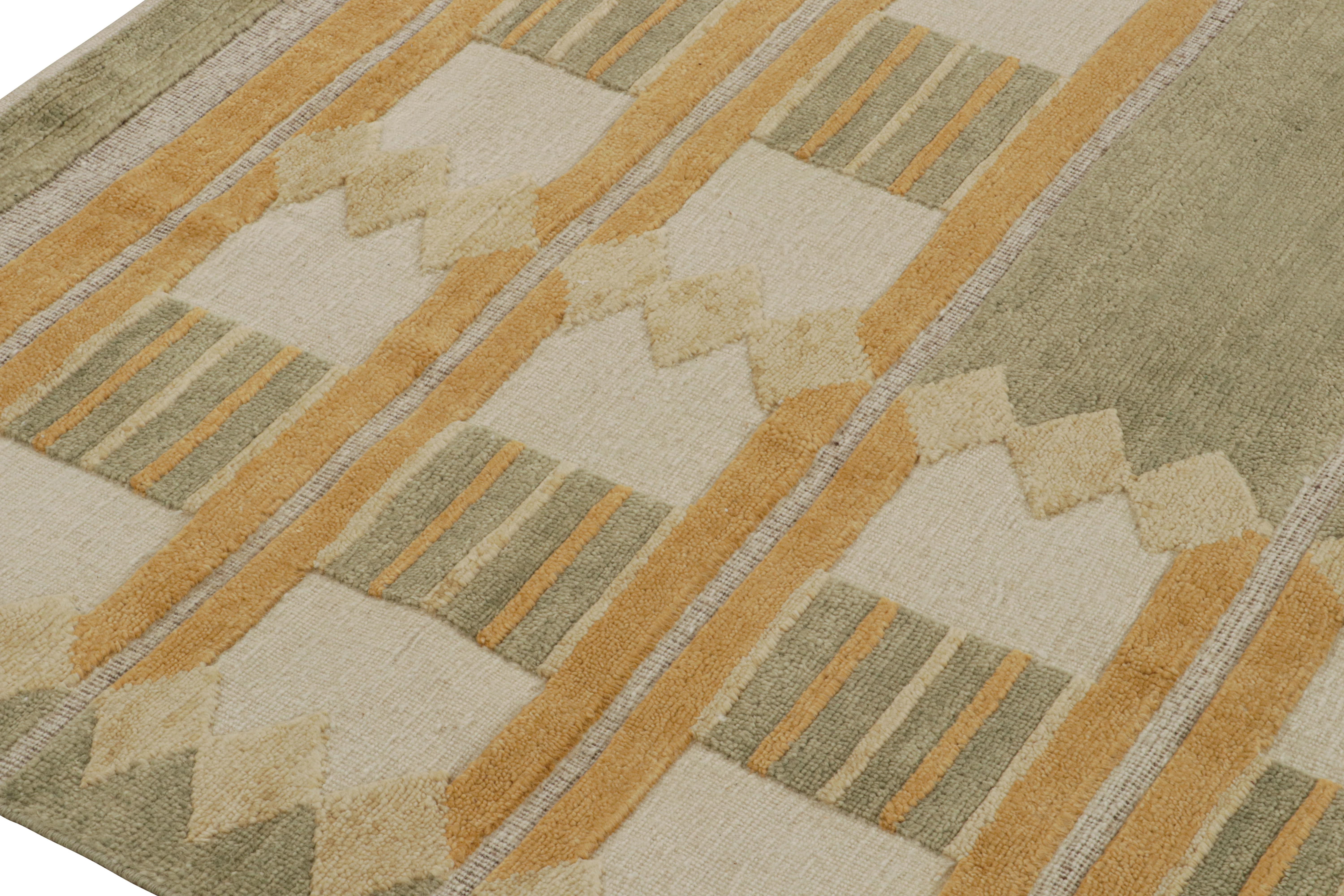 Rug & Kilim's maßgeschneiderter Teppich im skandinavischen Stil mit Gold-, Grün- und Weißmustern (Handgeknüpft) im Angebot
