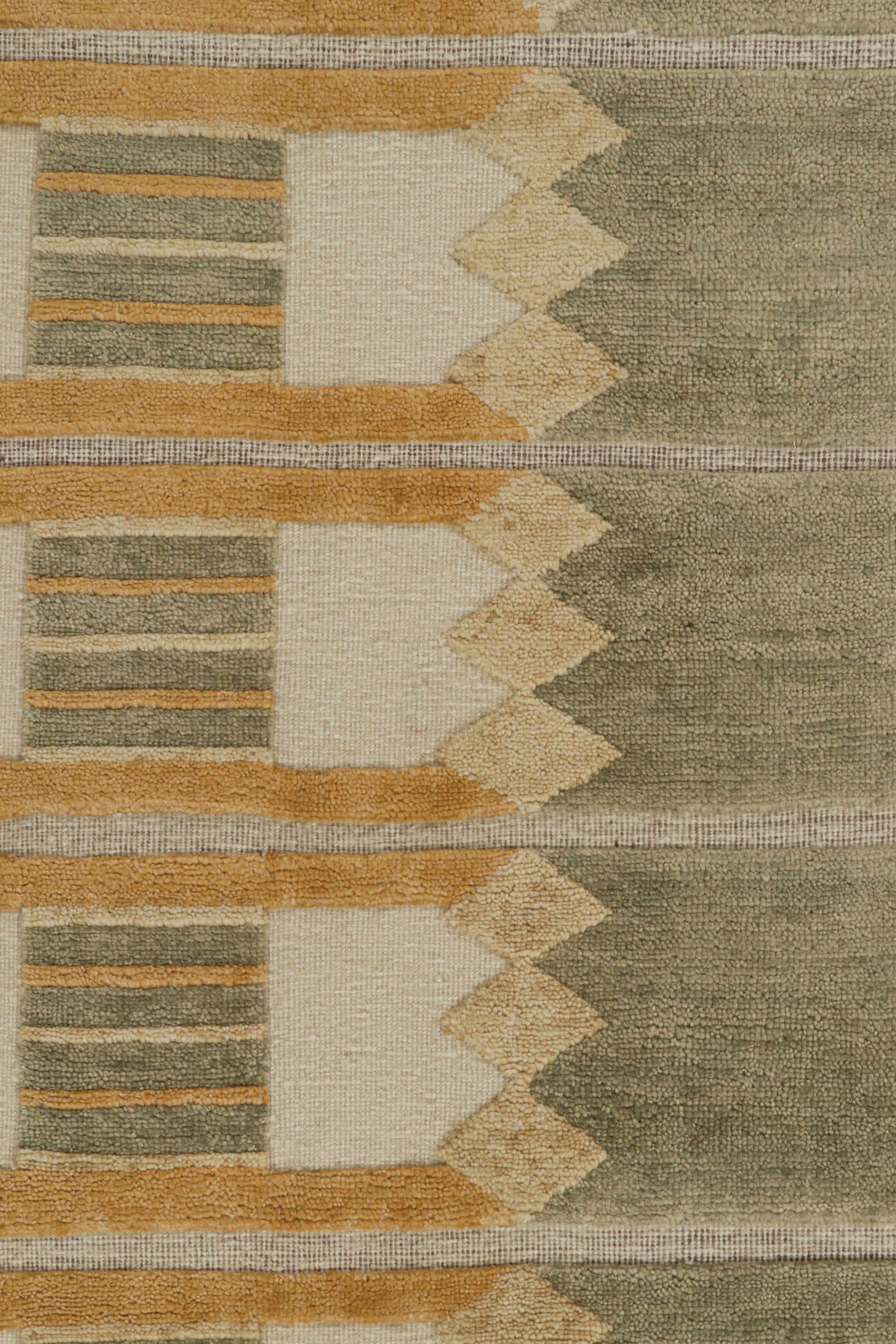 Rug & Kilim's maßgeschneiderter Teppich im skandinavischen Stil mit Gold-, Grün- und Weißmustern im Zustand „Neu“ im Angebot in Long Island City, NY