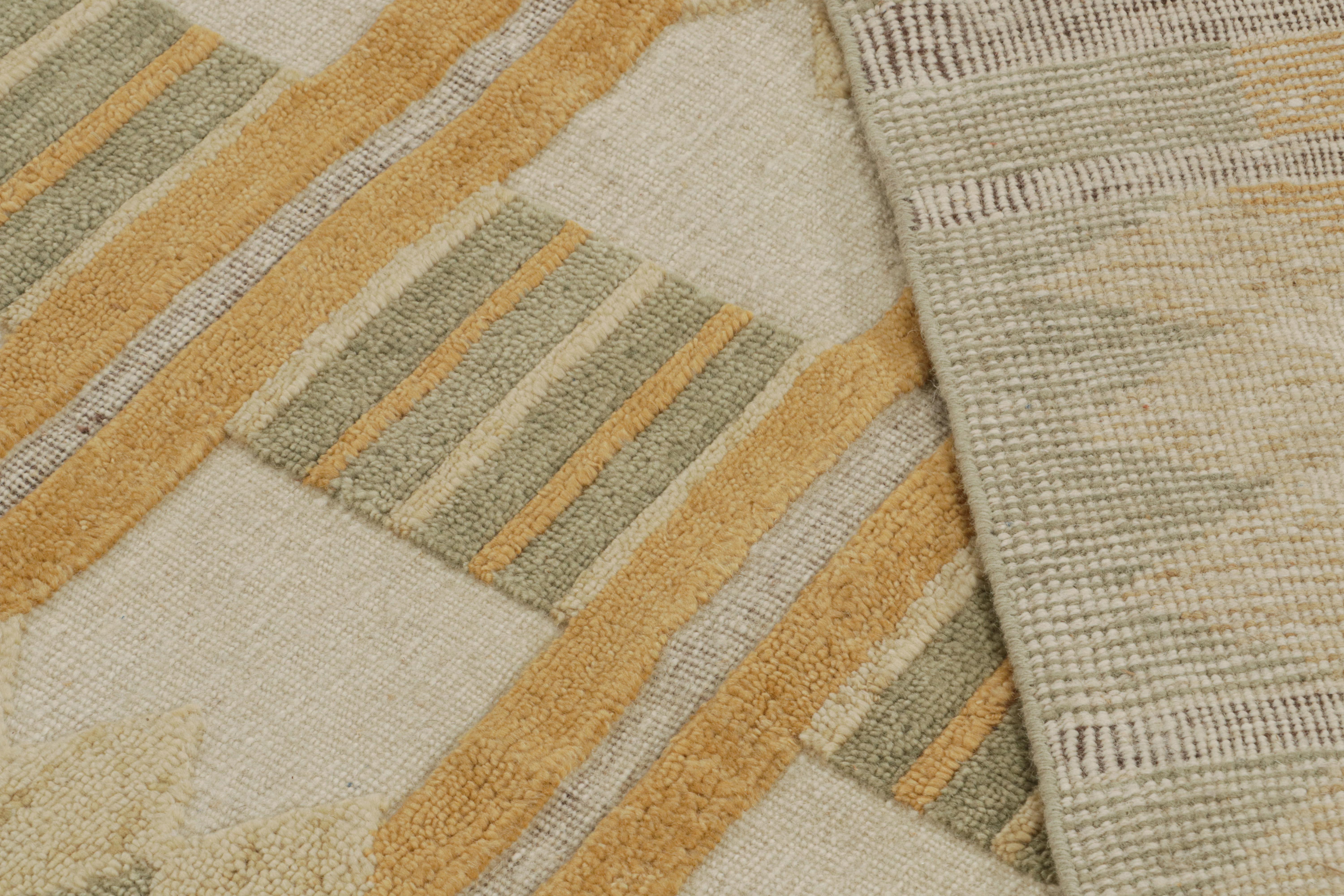 Rug & Kilim's maßgeschneiderter Teppich im skandinavischen Stil mit Gold-, Grün- und Weißmustern (21. Jahrhundert und zeitgenössisch) im Angebot