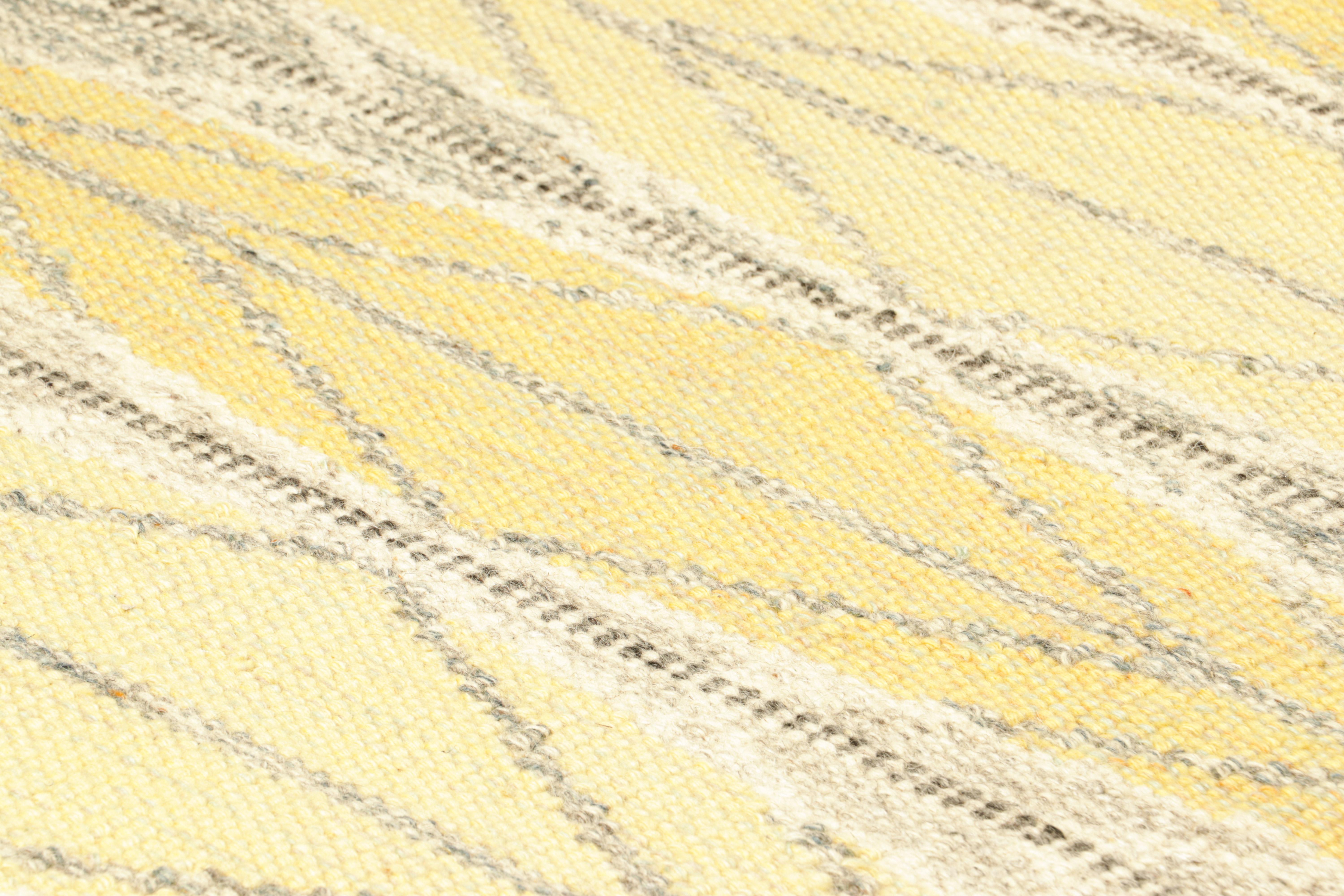Questo tappeto svedese 3x5 è un'audace novità della collezione scandinava di Rug & Kilim. Tessuta a mano in un intreccio piatto di lana con filati naturali non tinti, il suo design si ispira ai modelli minimalisti svedesi.

Sul design: 

Queste foto