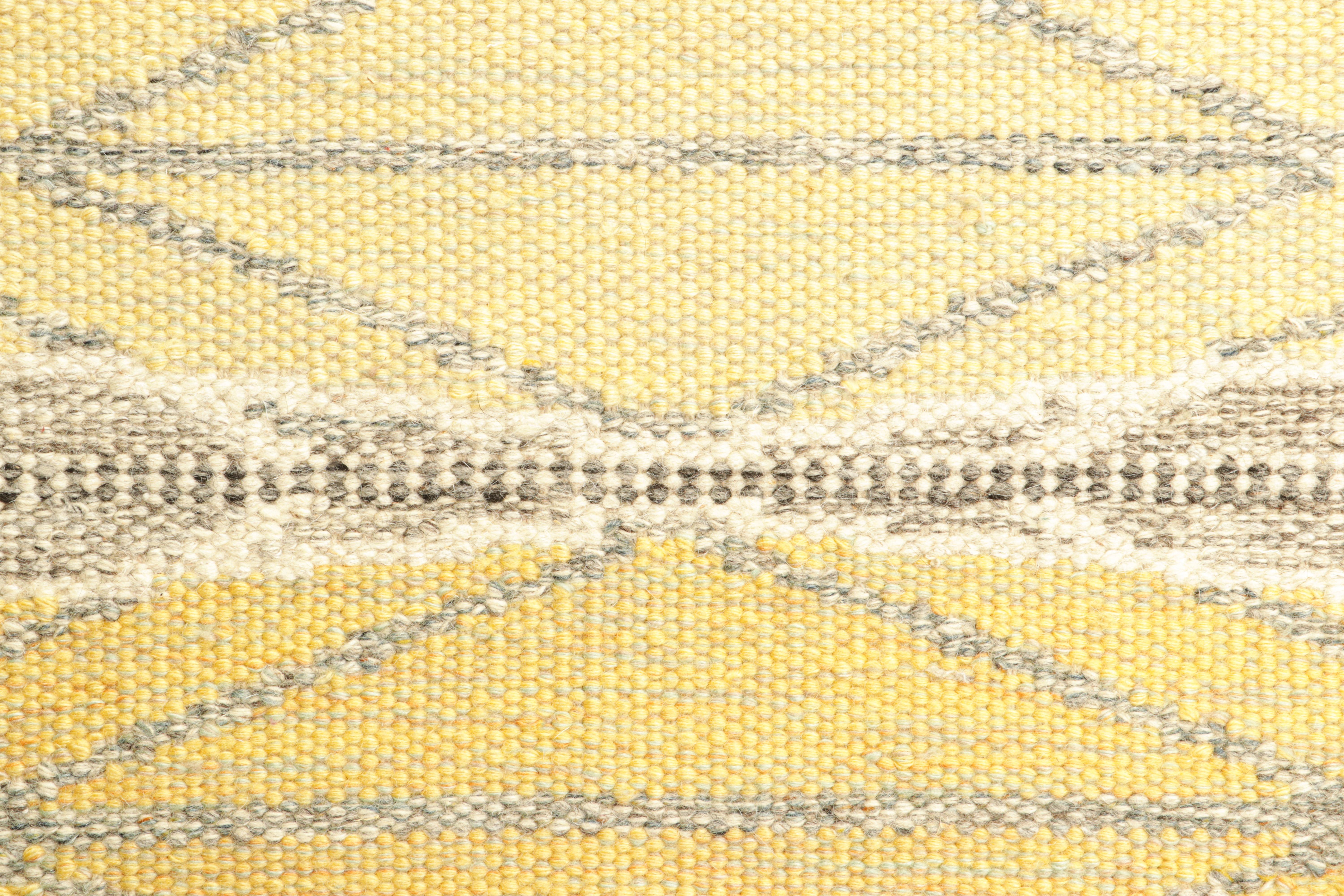 Moderno Tappeto personalizzato in stile scandinavo di Rug & Kilim in oro con motivi geometrici in vendita