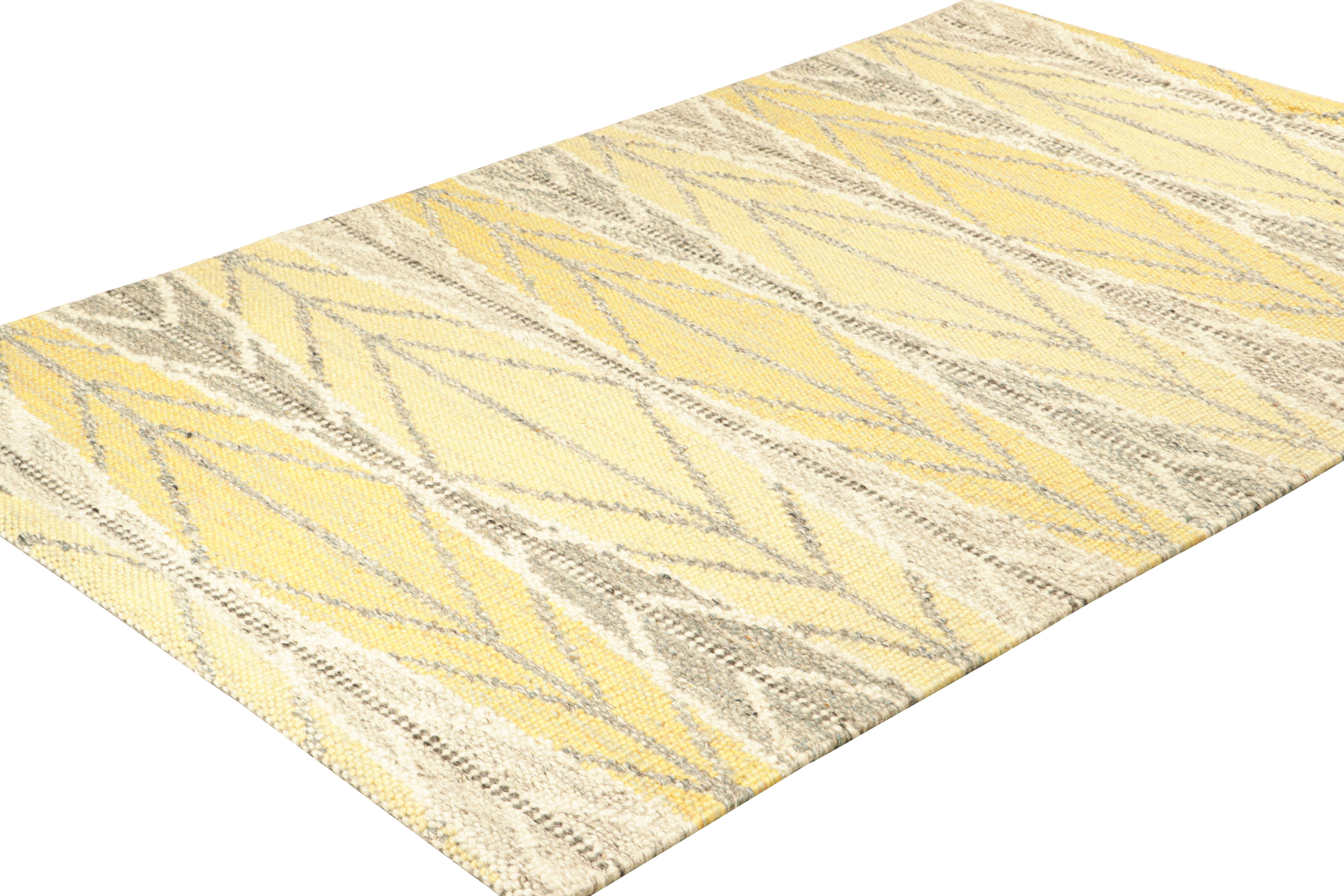 Indiano Tappeto personalizzato in stile scandinavo di Rug & Kilim in oro con motivi geometrici in vendita