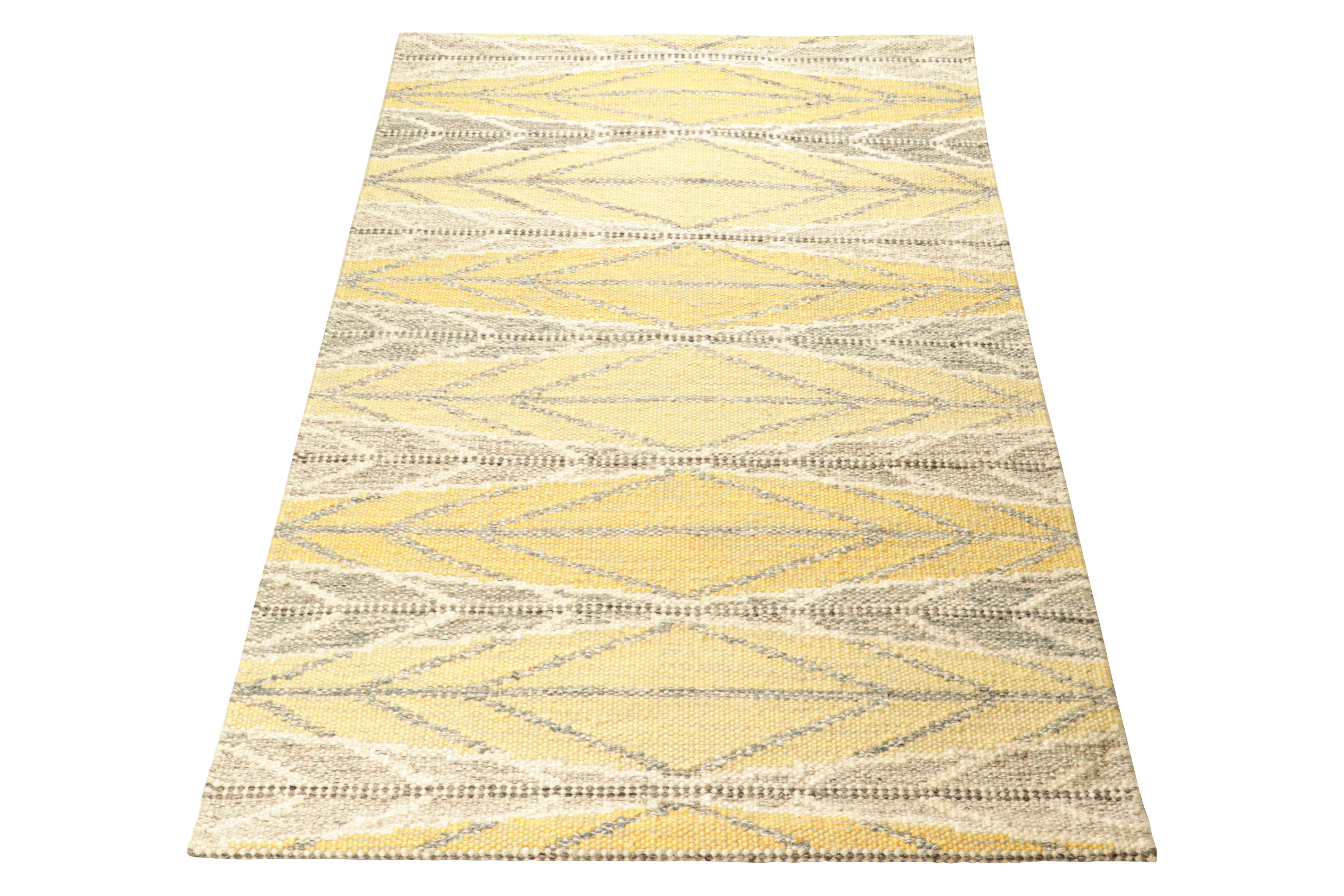 Tessuto a mano Tappeto personalizzato in stile scandinavo di Rug & Kilim in oro con motivi geometrici in vendita