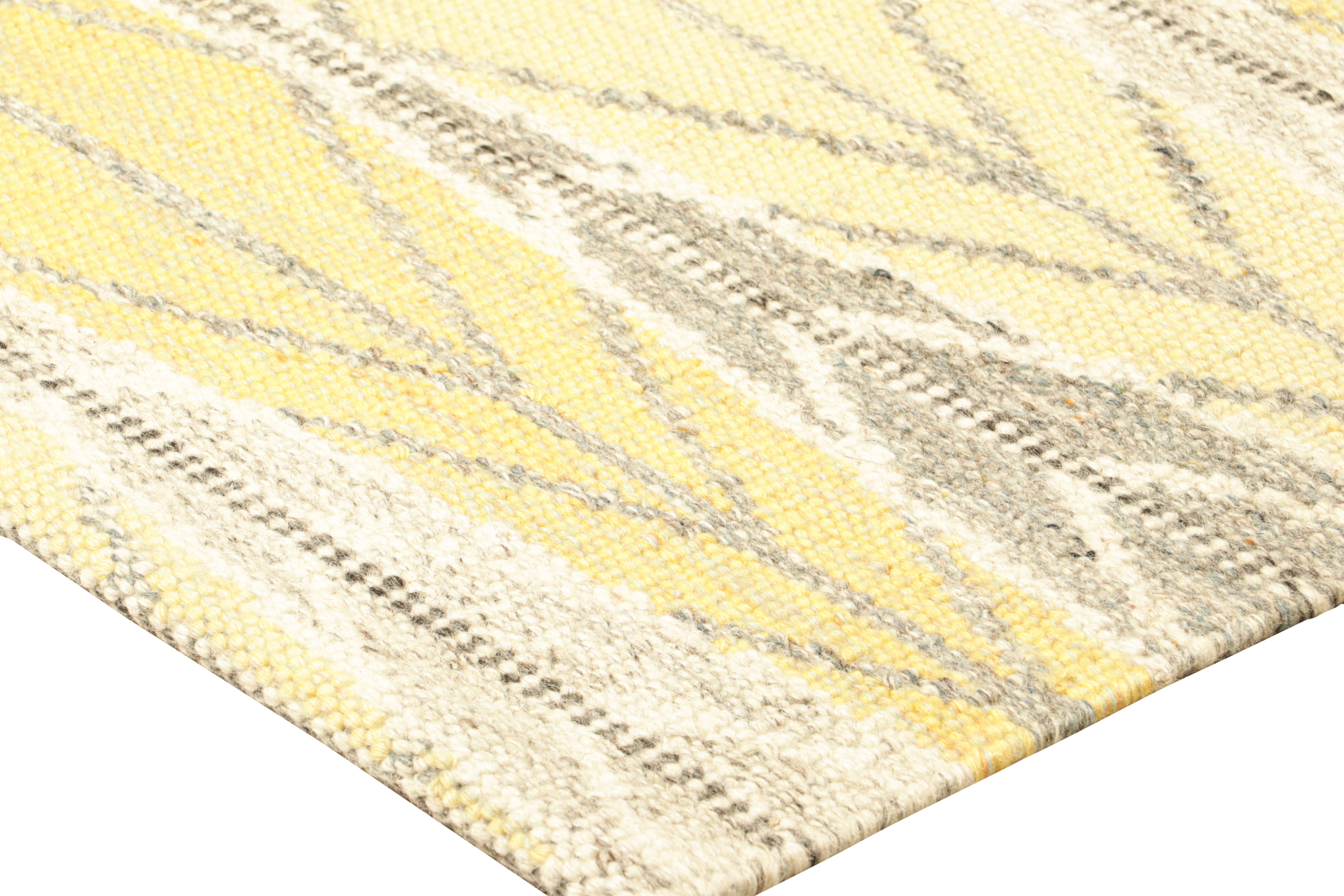 Tappeto personalizzato in stile scandinavo di Rug & Kilim in oro con motivi geometrici In condizioni Nuovo in vendita a Long Island City, NY