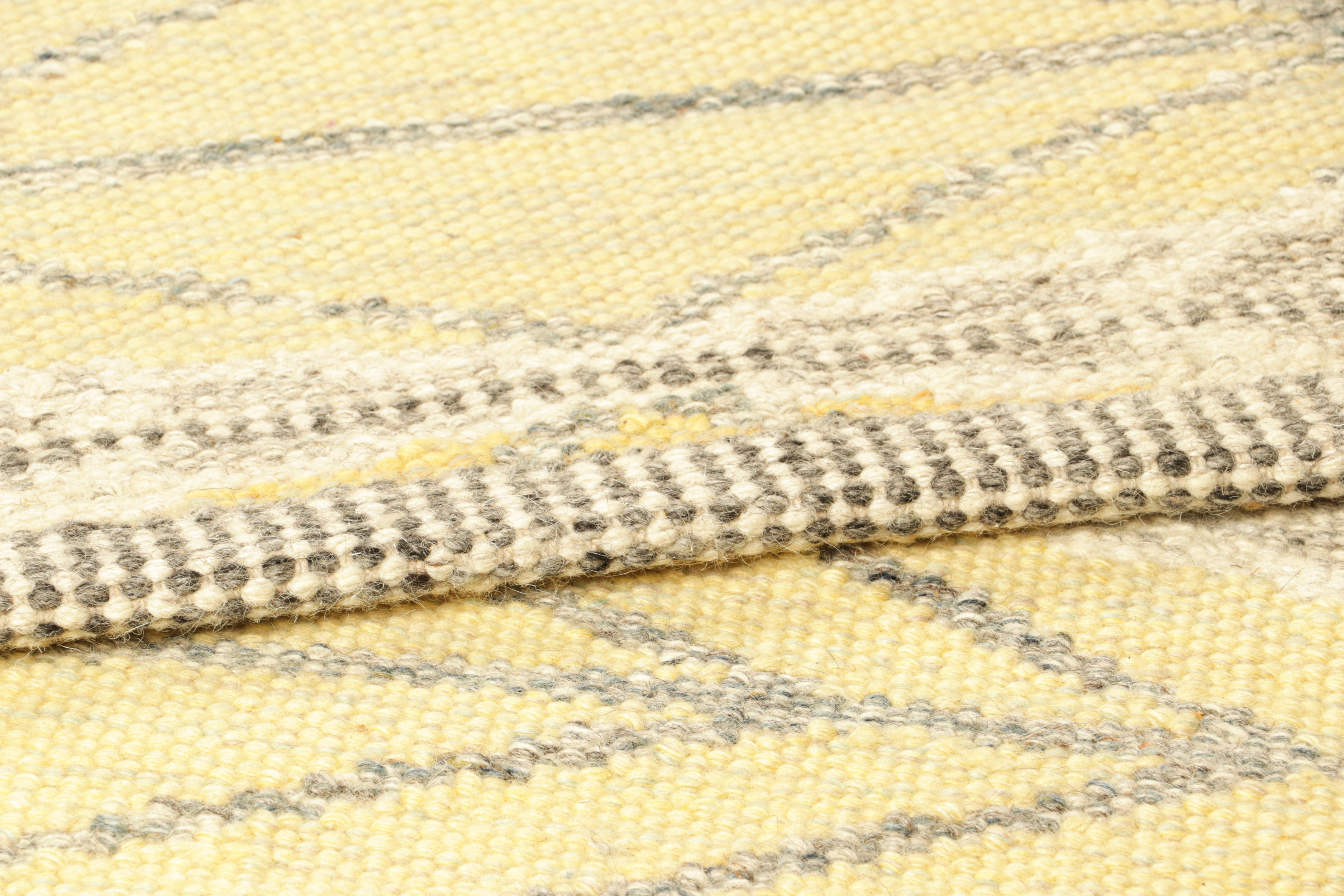 XXI secolo e contemporaneo Tappeto personalizzato in stile scandinavo di Rug & Kilim in oro con motivi geometrici in vendita