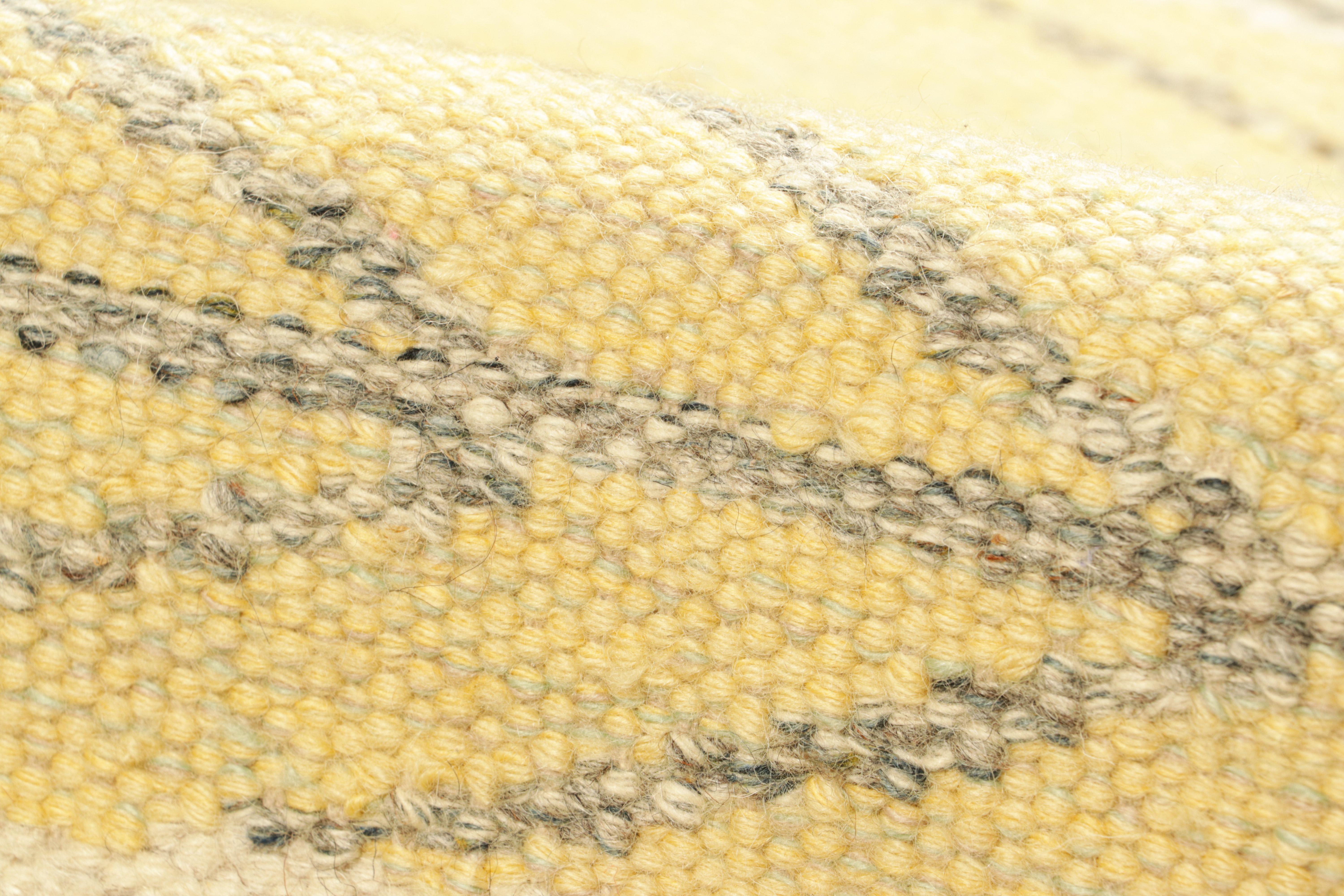 Lana Tappeto personalizzato in stile scandinavo di Rug & Kilim in oro con motivi geometrici in vendita