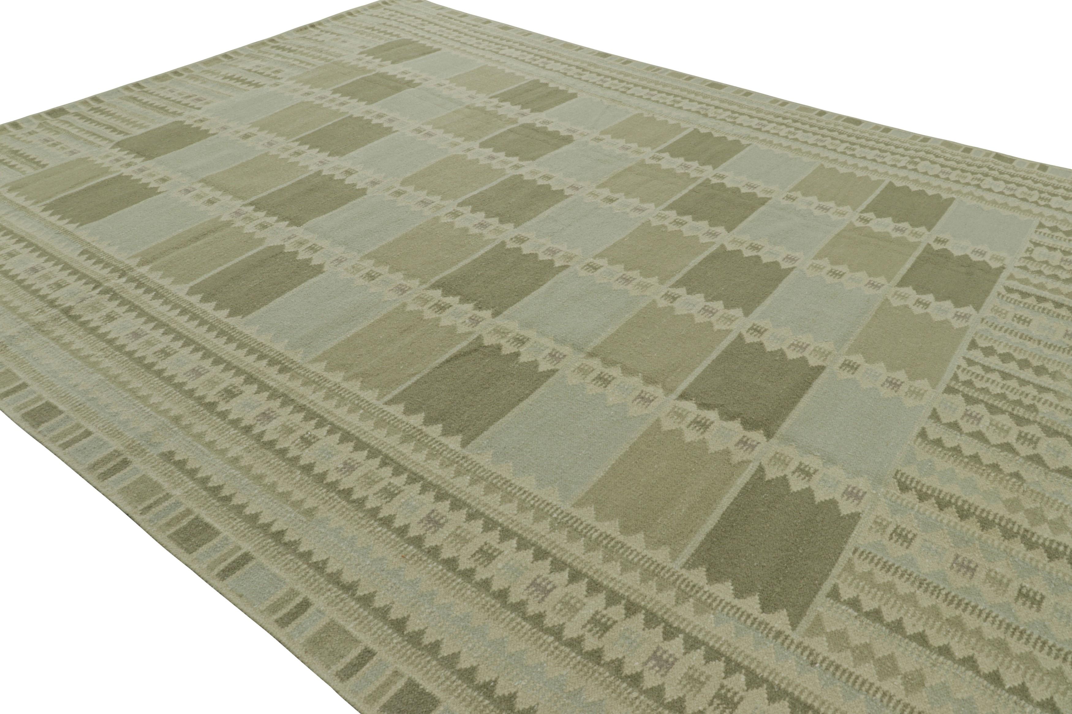 Tessuto a mano Rug & Kilim: Tappeto personalizzato in stile scandinavo in verde con motivi geometrici in vendita