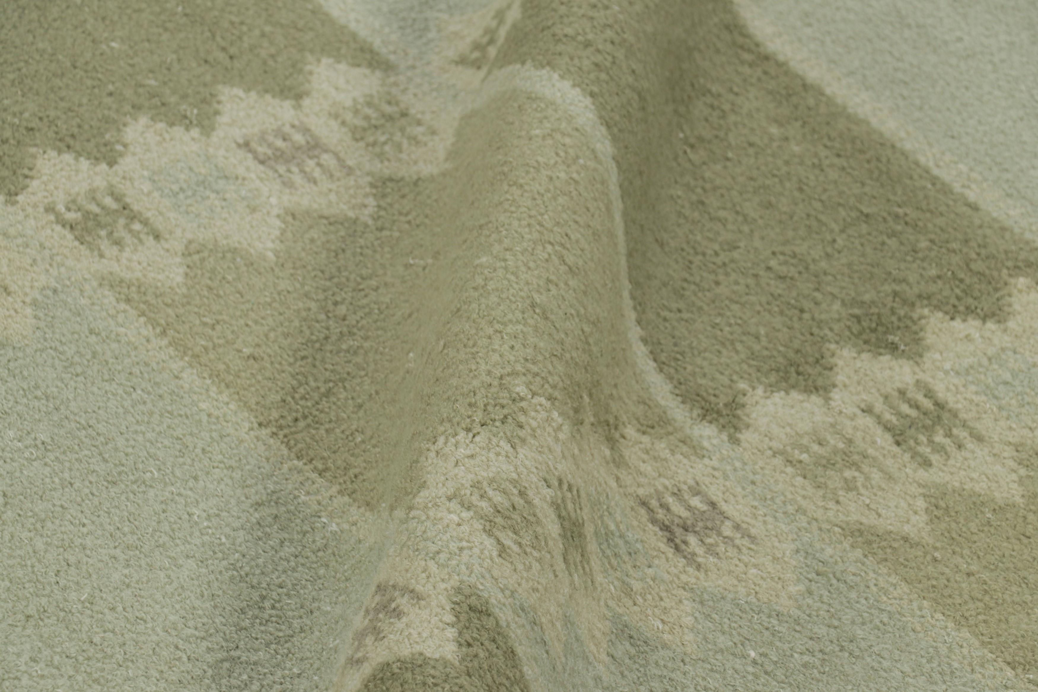 XXI secolo e contemporaneo Rug & Kilim: Tappeto personalizzato in stile scandinavo in verde con motivi geometrici in vendita