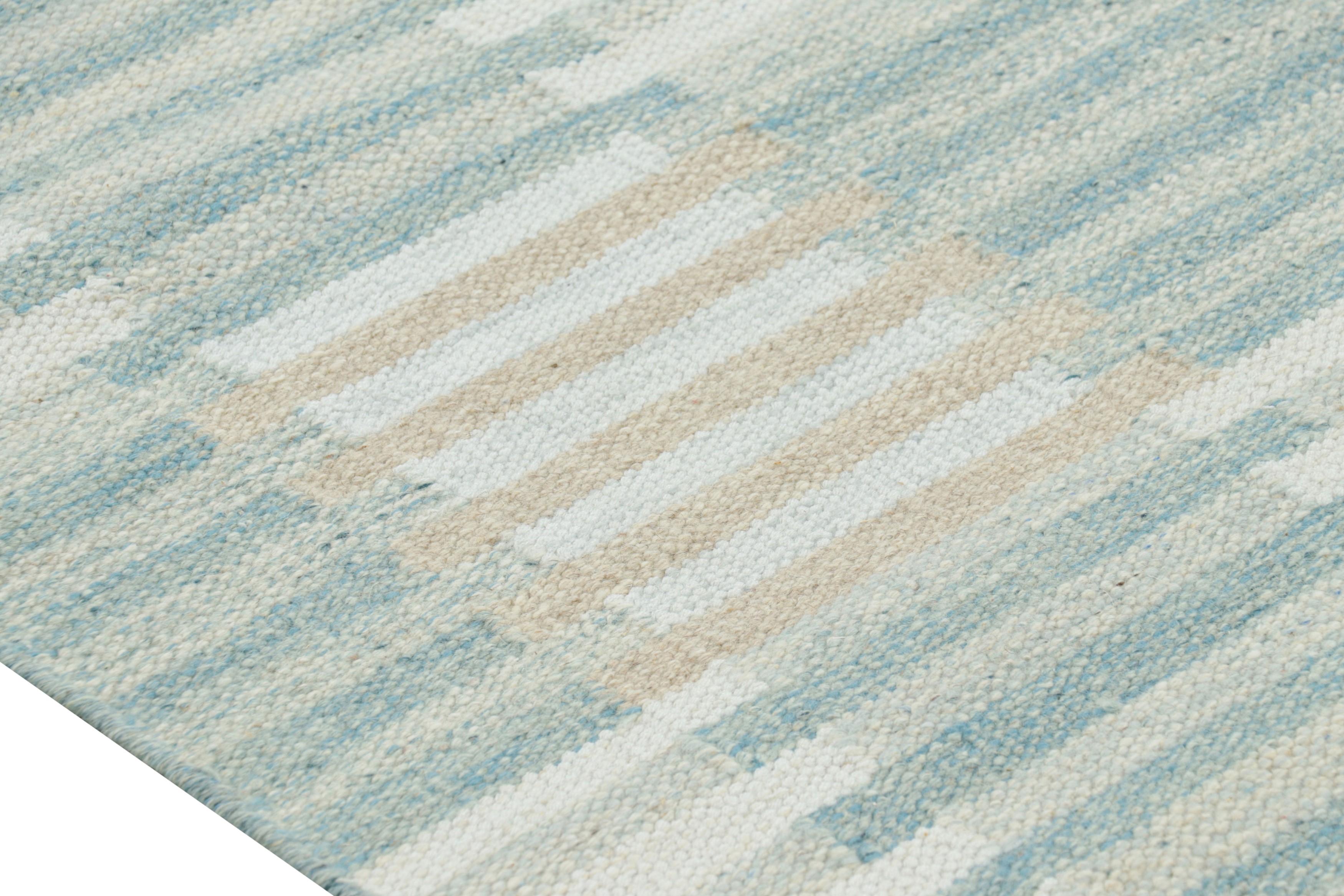 Moderno Tappeto personalizzato in stile scandinavo di Rug & Kilim in azzurro con motivo geometrico in vendita