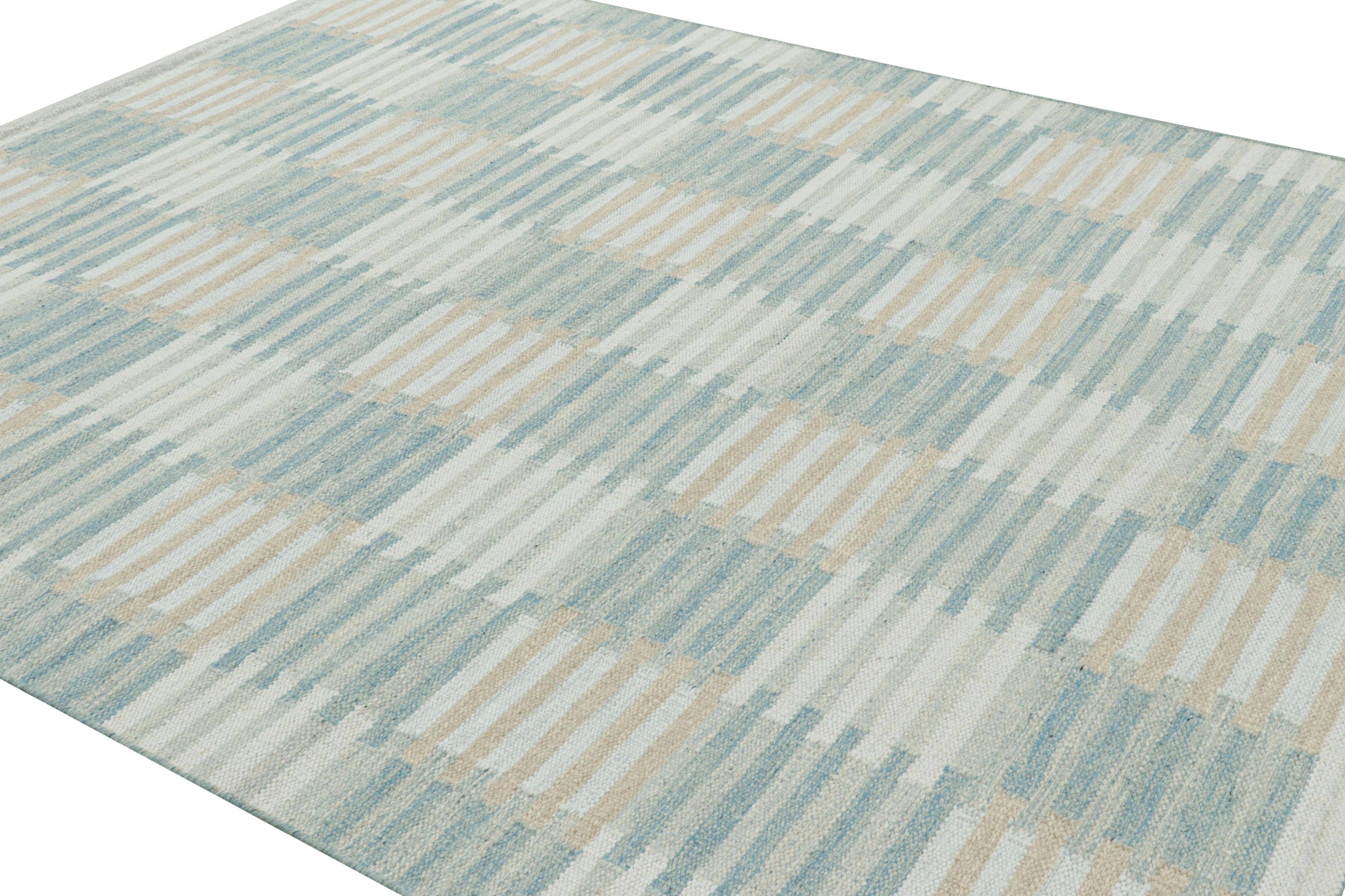 Tessuto a mano Tappeto personalizzato in stile scandinavo di Rug & Kilim in azzurro con motivo geometrico in vendita