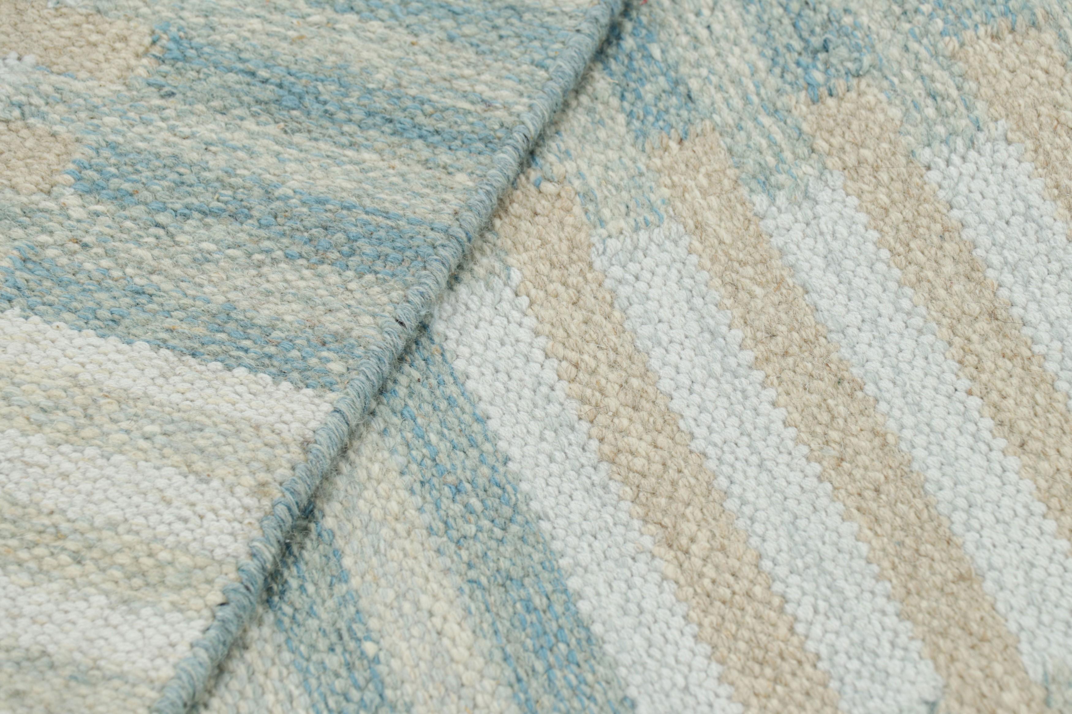 XXI secolo e contemporaneo Tappeto personalizzato in stile scandinavo di Rug & Kilim in azzurro con motivo geometrico in vendita