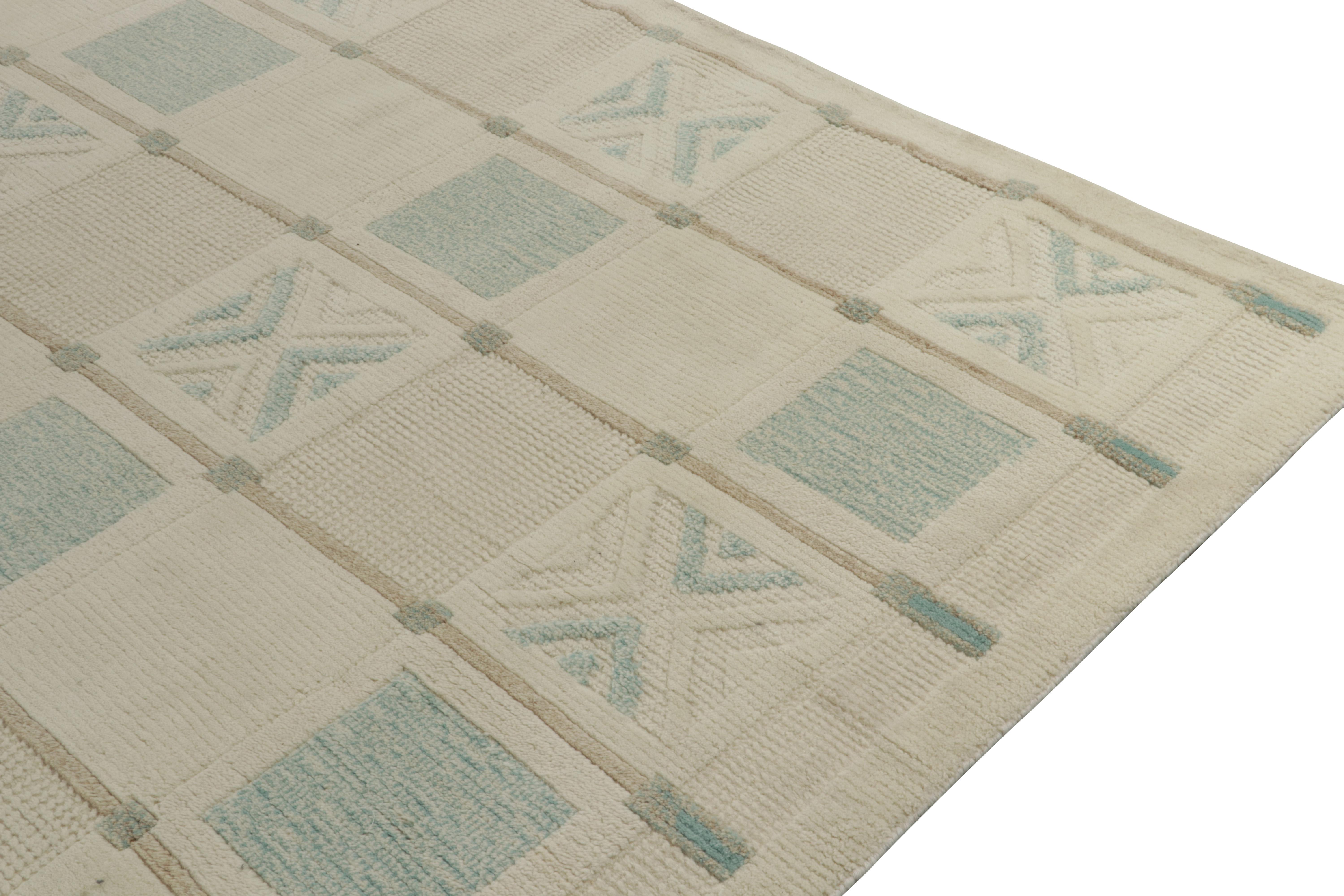 Annodato a mano Rug & Kilim è un tappeto personalizzato in stile scandinavo con motivi quadrati bianchi e blu. in vendita
