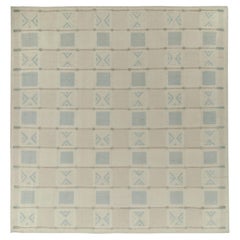 Teppich &amp; Kilims, skandinavischer Stil, maßgefertigter Teppich in gebrochenem Weiß und Blau mit quadratischen Mustern