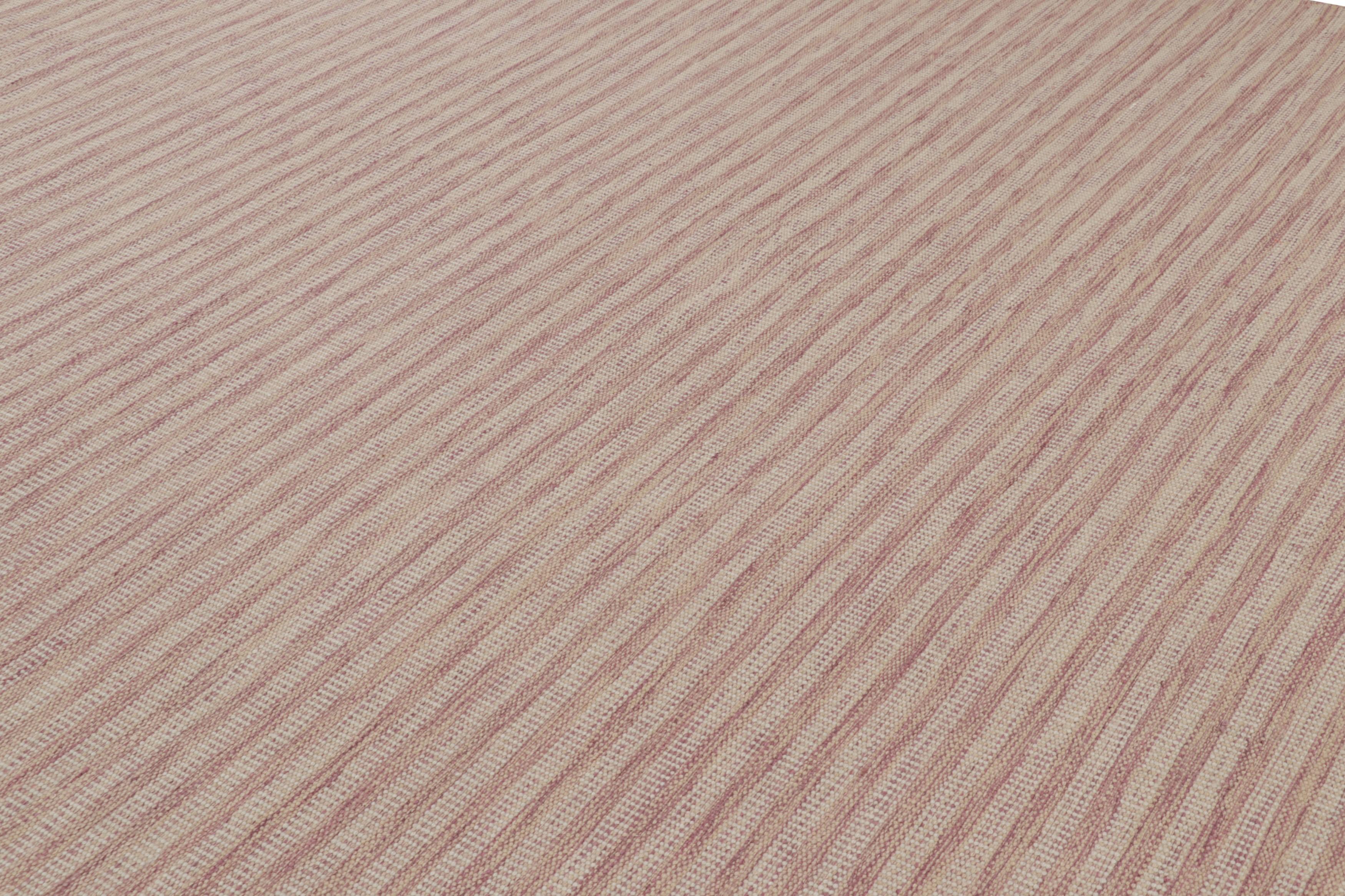 Dieser maßgefertigte 10x14-Teppich aus handgewebter Wolle ist eine aufregende neue Ergänzung der skandinavischen Teppichkollektion von Rug & Kilim - eine zeitgenössische Neuinterpretation des schwedischen Minimalismus und der Vintage-Teppiche und